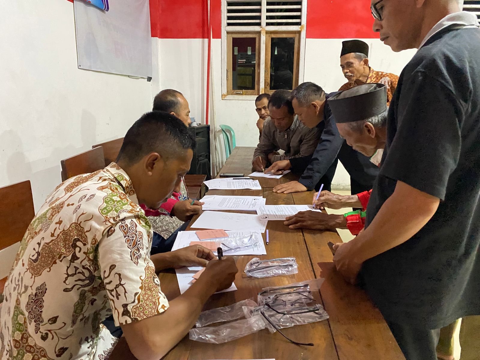 Mengunjungi Terapi Mata di Balai Desa