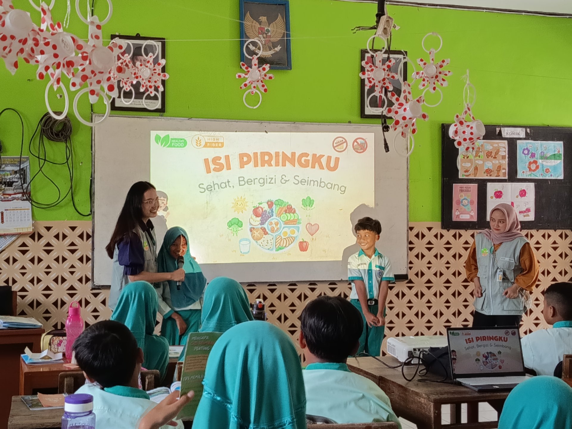 Melakukan sosialisasi kesehatan gizi seimbang di SDN 02 Sumampir