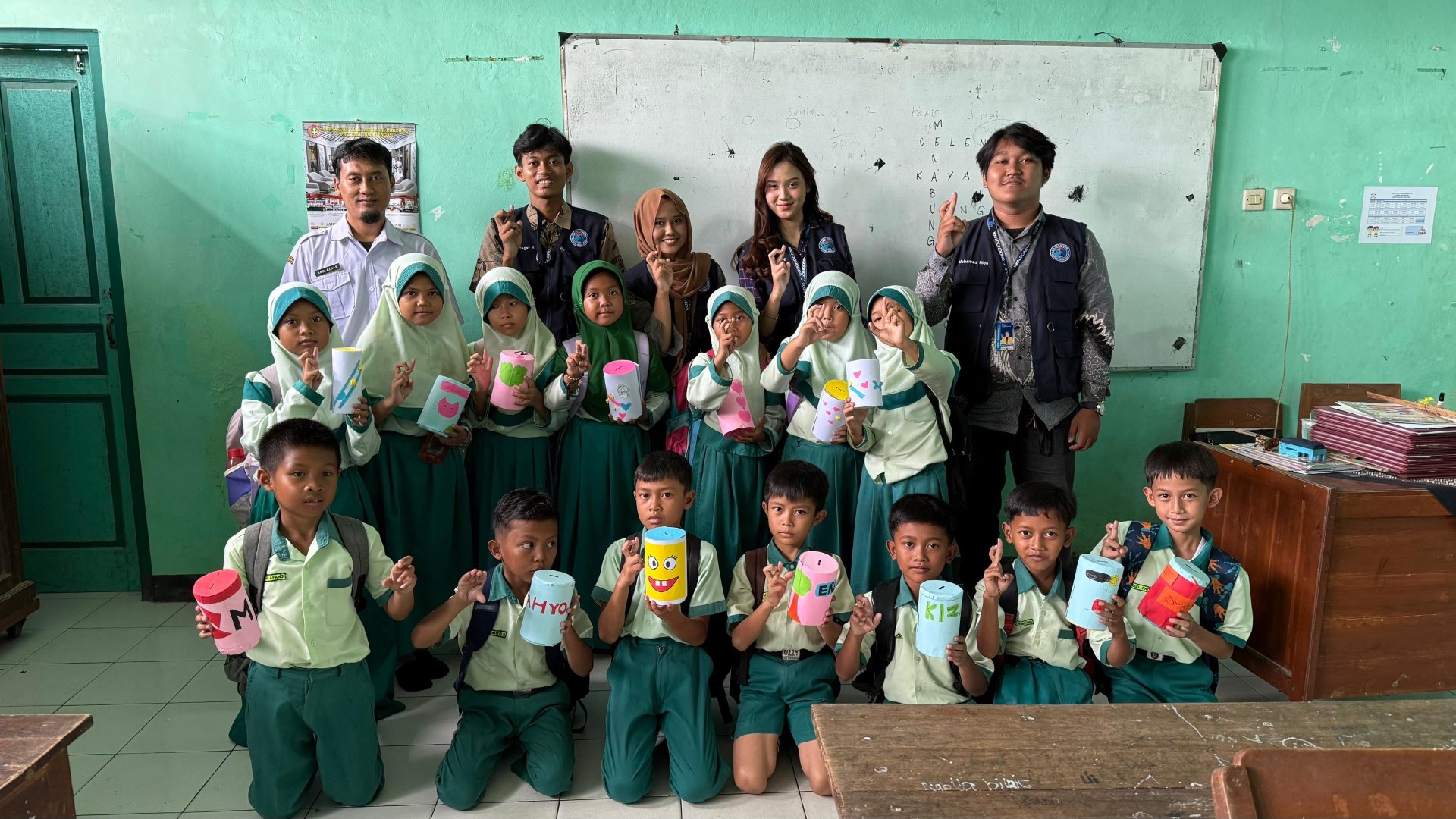 Sosialisasi Menabung Sejak Dini dan Membuat celengan