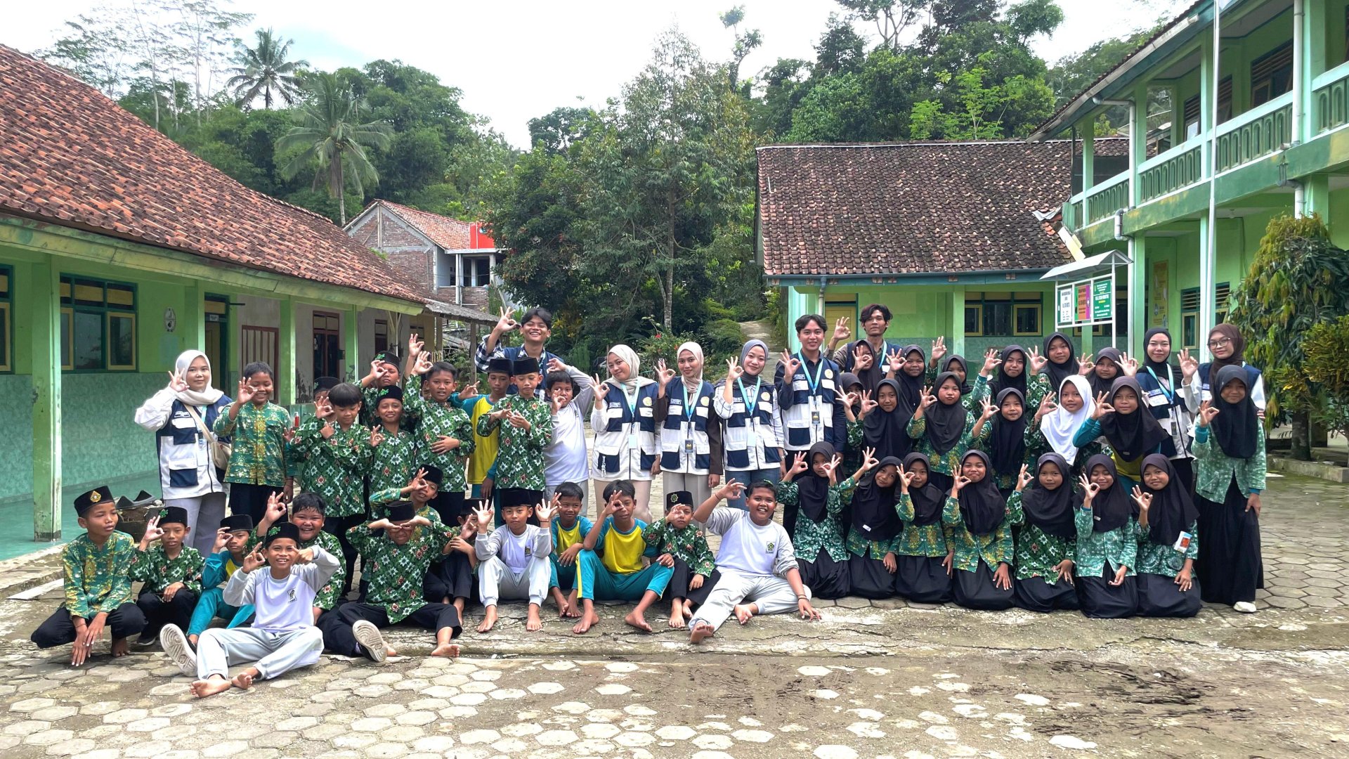 Sosialisasi Perilaku Hidup Bersih dan Sehat (PHBS) bagi Siswa MI Al Fatah Tirip