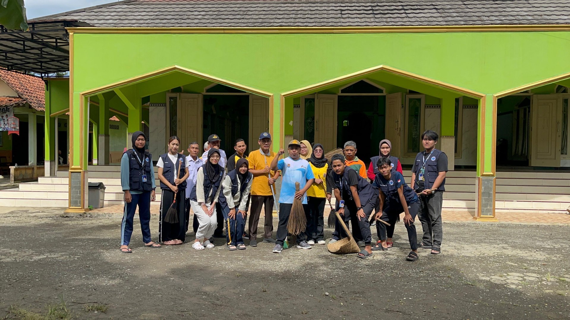 Kerja Bakti dalam rangka memperingati Hari Desa