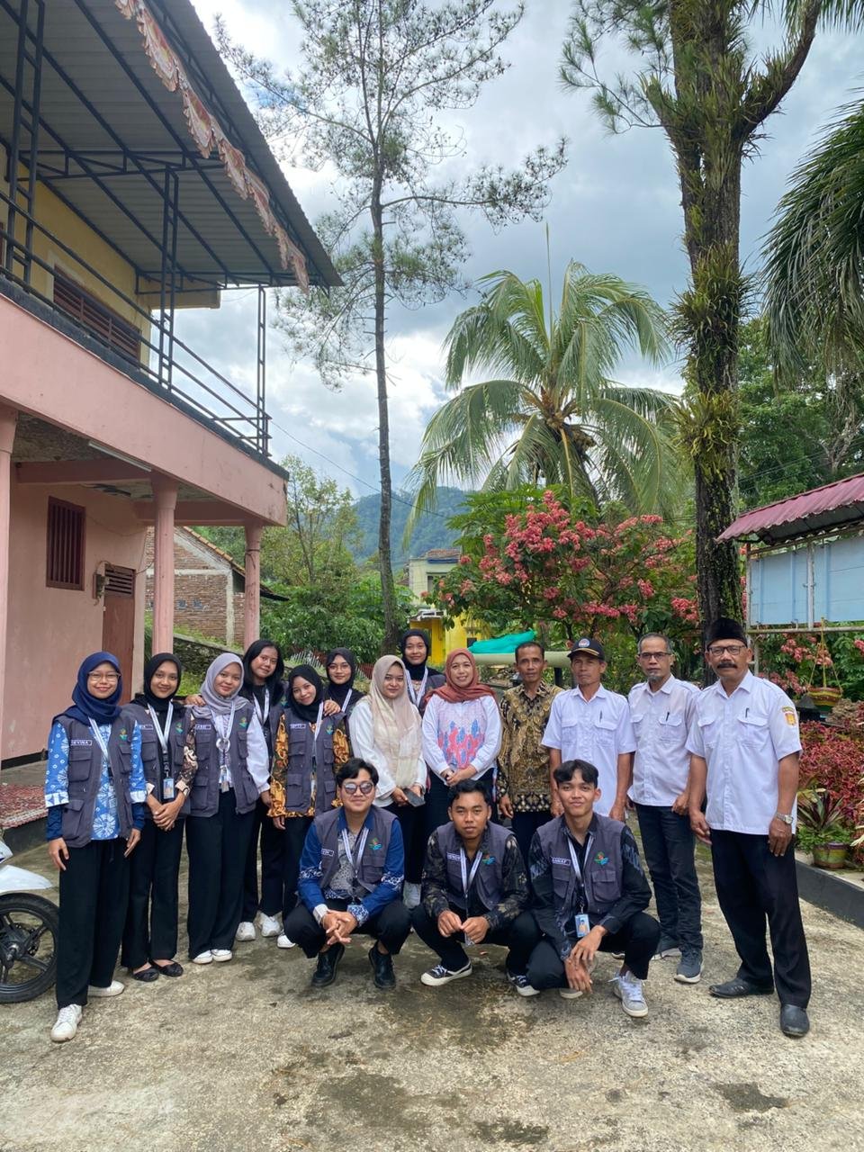 Melaksanakan program kerja demonstrasi maggot