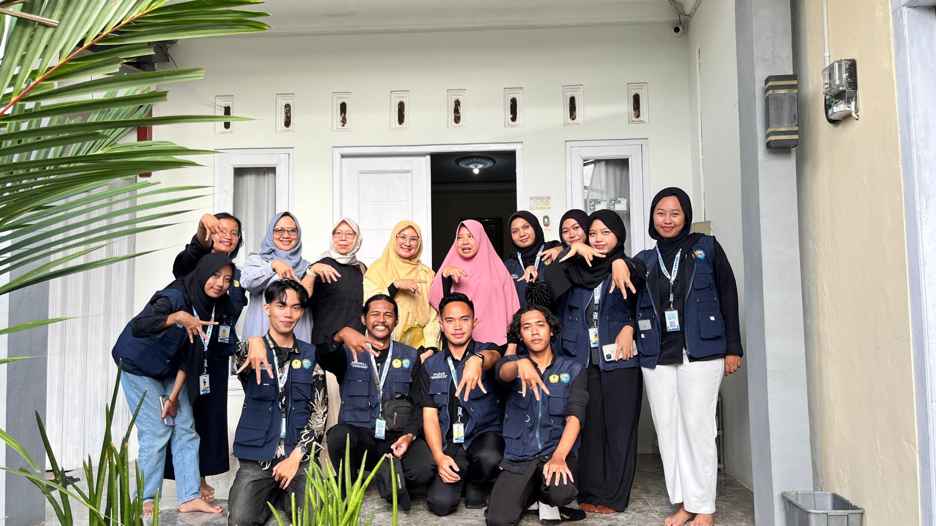 KKN DAY 8 (SOSIALISASI DOLAN TELUK PENYU, PIKET BALAI DESA, PENDAMPINGAN KWT, KUNJUNGAN DPL, DAN IBU KADES)