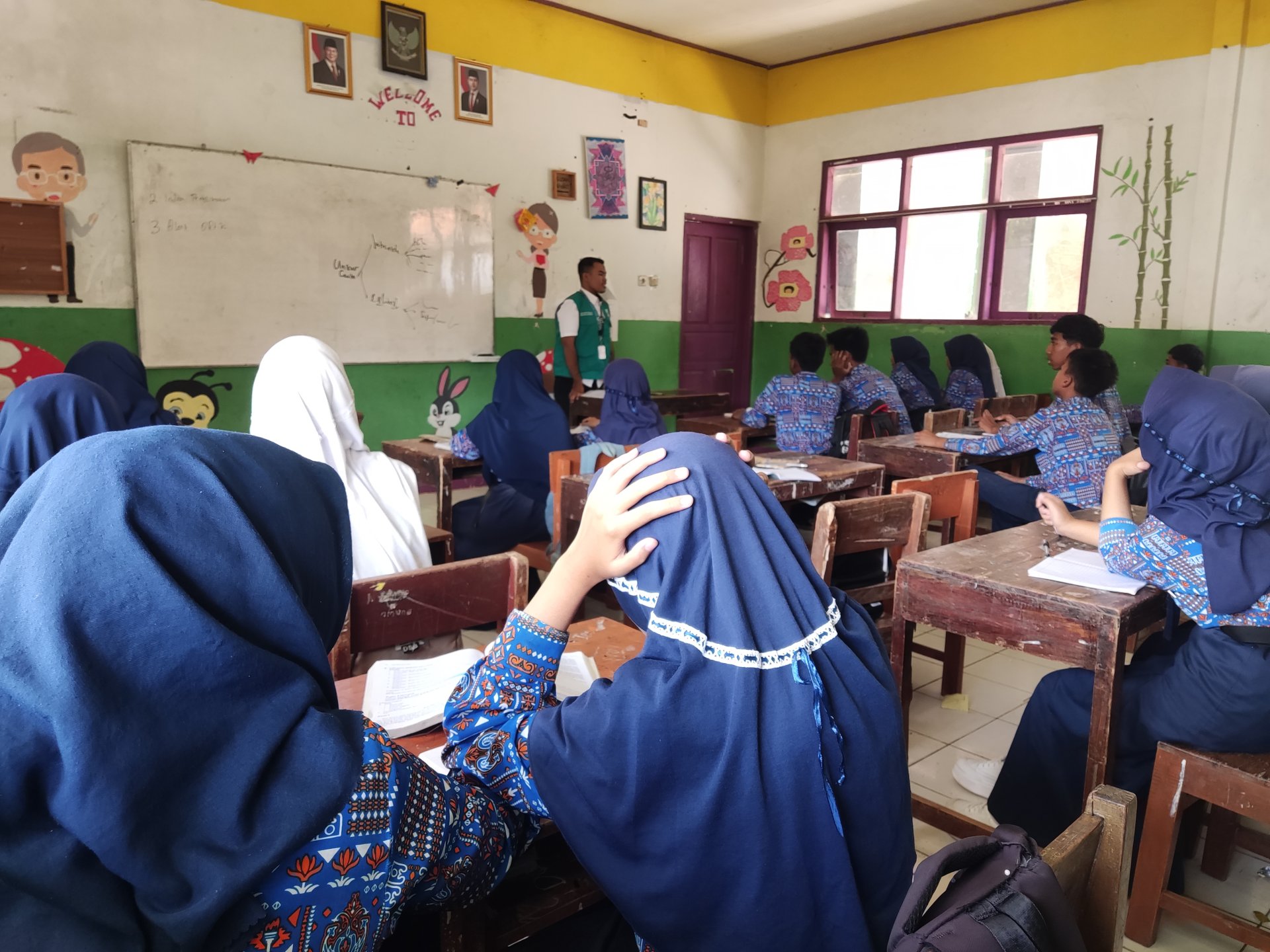 Kegiatan pengajaran SMP PGRI 2 SOMAGEDE