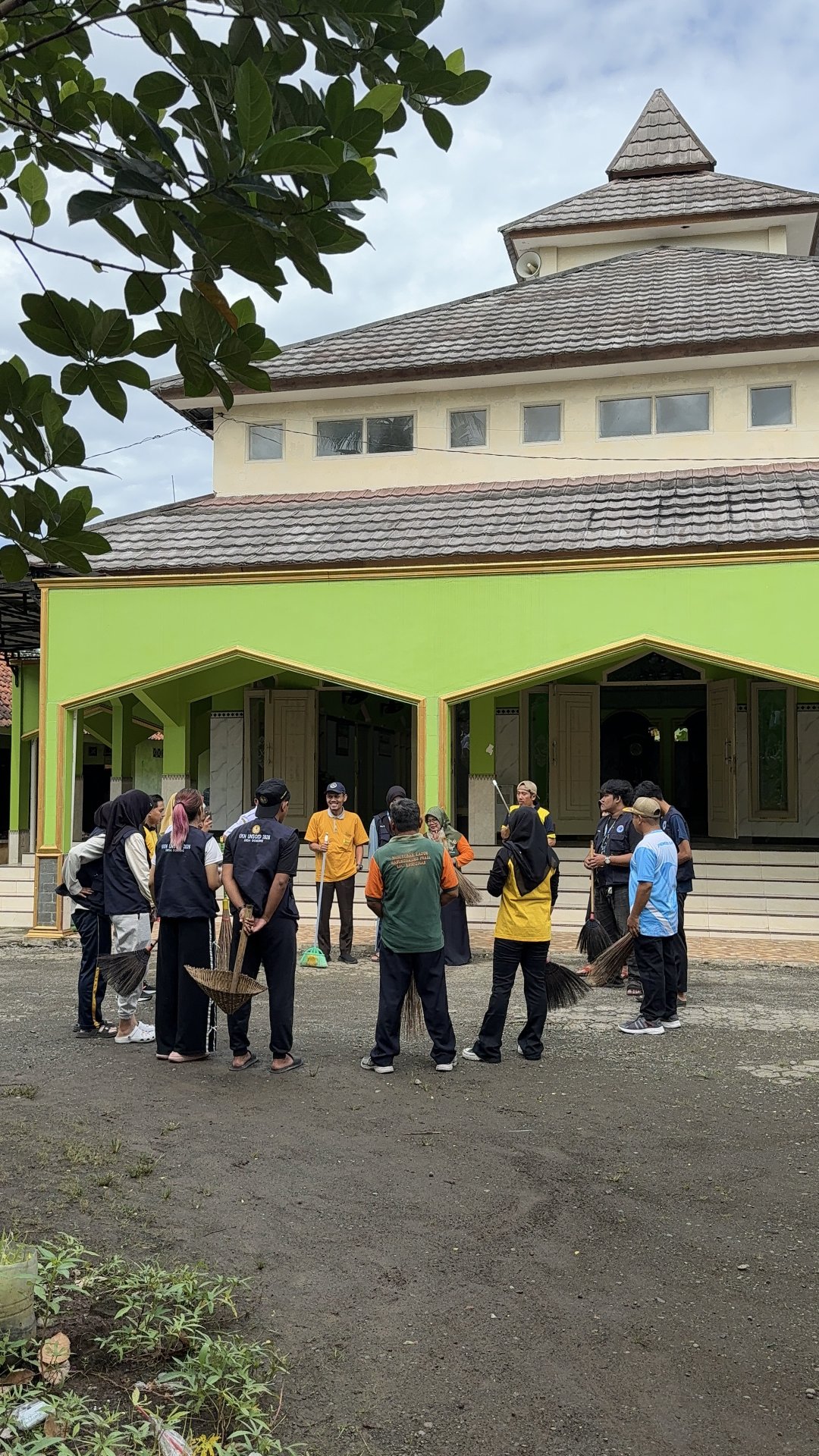 Kerja Bakti memperingati Hari Desa