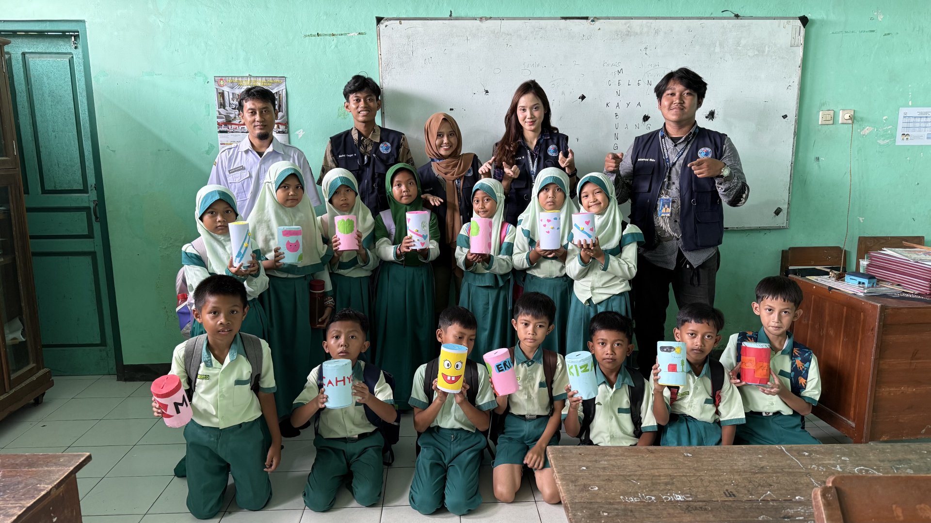 Pemanfaatan Limbah Botol Bekas untuk Pembuatan Celengan