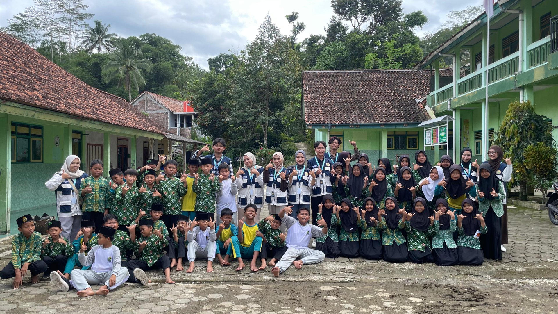 Menanamkan Perilaku Hidup Bersih dan Sehat Sejak Dini melalui Sosialisasi PHBS di MI Al Fatah