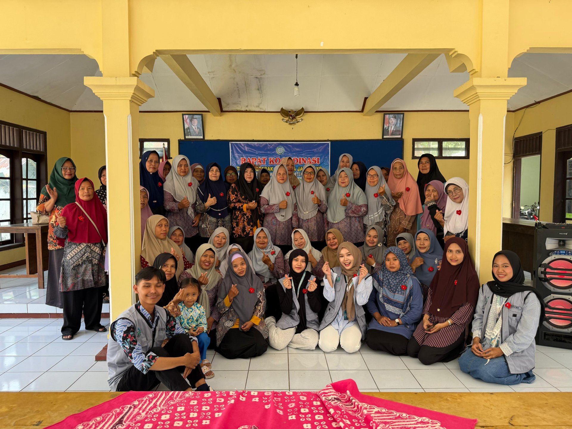 workshop pembuatan bros dan sosialisasi sertifikat halal dengan ibu ibu pkk