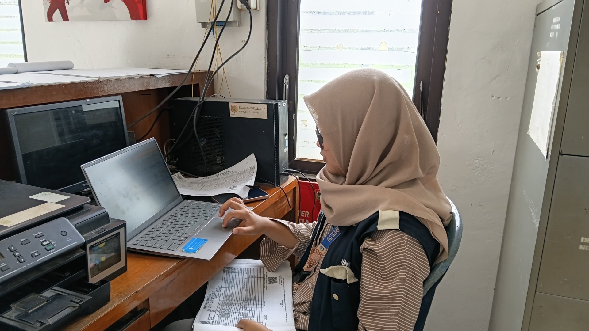 Piket membantu bidang pemerintah desa