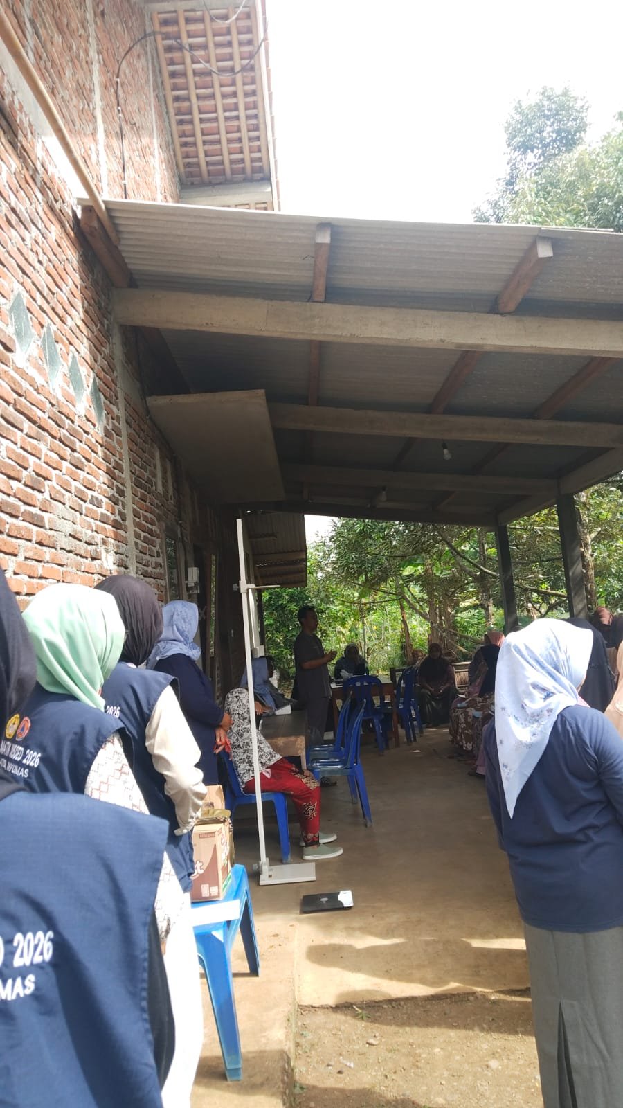 Membantu kegiatan di posyandu