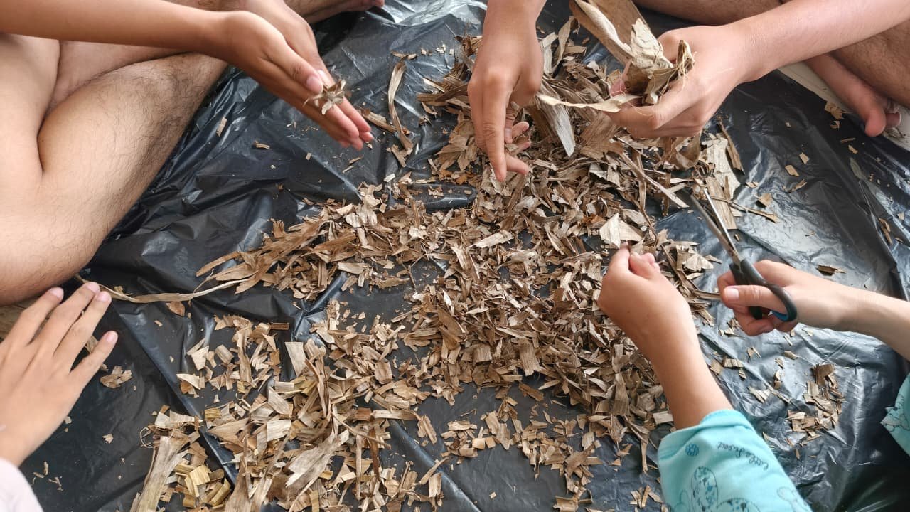 Mencacah Daun untuk Pembuatan Pupuk