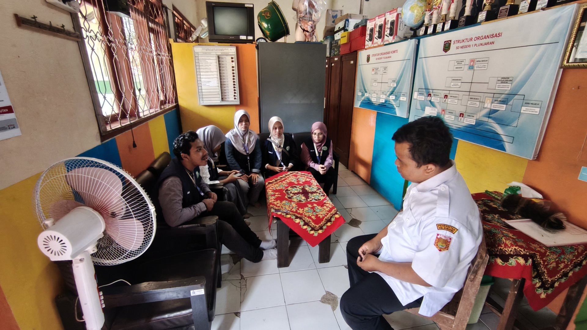 Kunjungan ke SDN 1 Plunjaran dan Silaturahmi dengan Kepala Desa