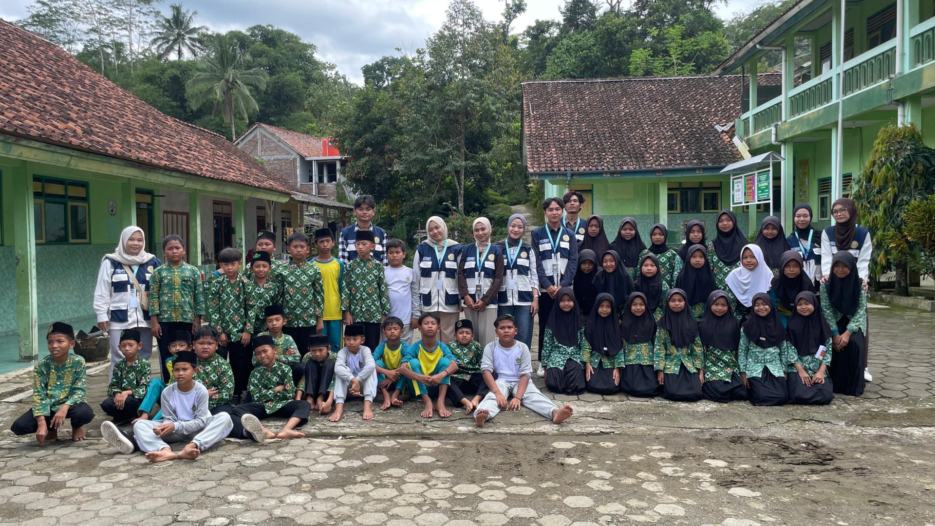 Sosialisasi PHBS di MI Al Fatah Dusun Kemutug