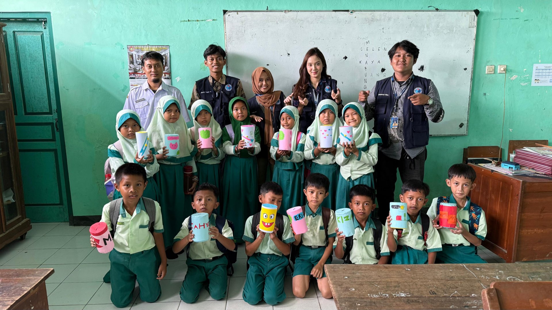 Belajar menabung & pembuatan celengan