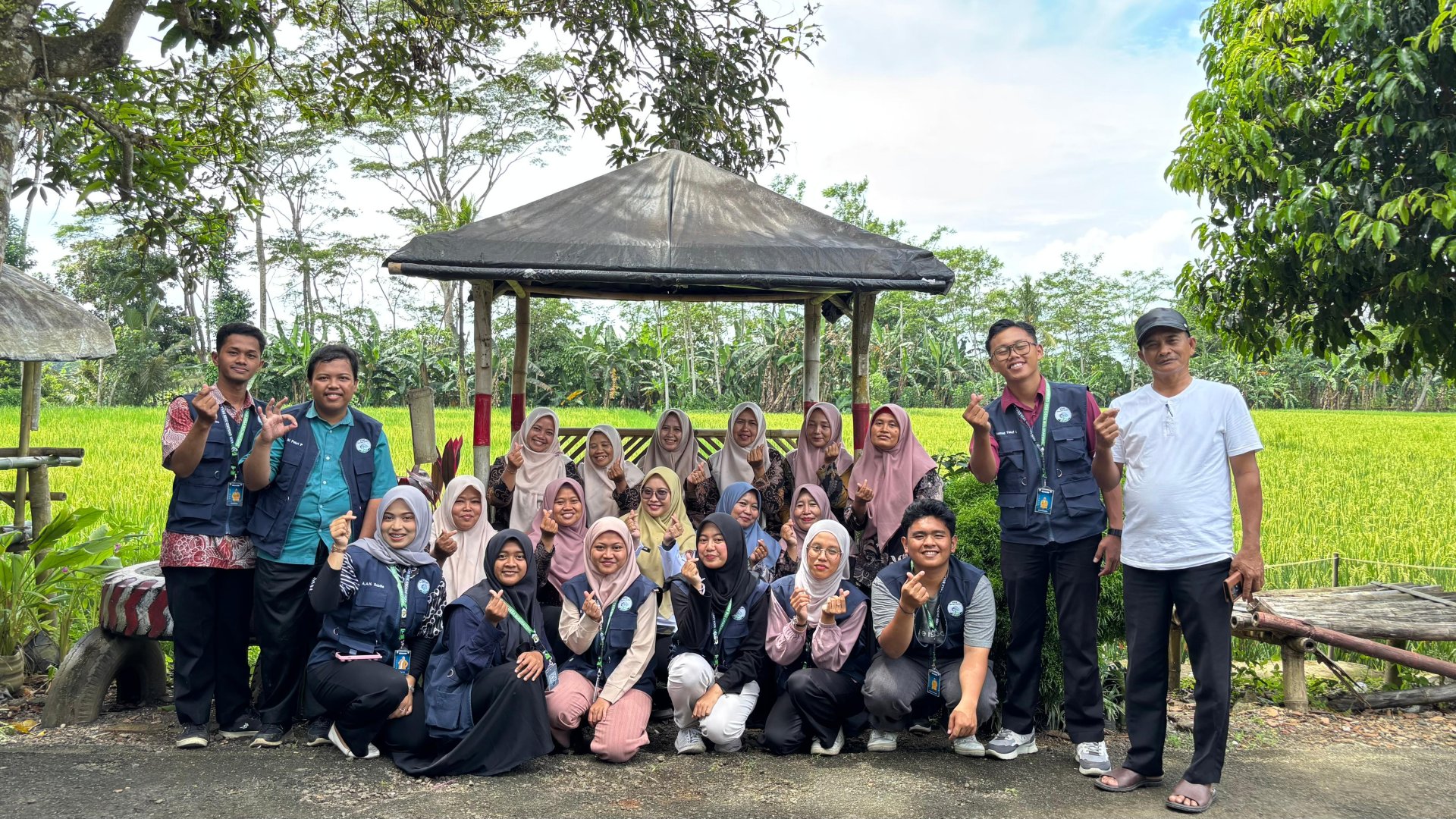 Membantu pelayanan posyandu dan melakukan pemasangan 4 bioponik di 2 rumah warga.