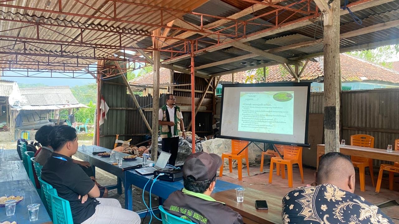 Piket Balai Desa dan Sosialisasi Pembuatan Pupuk dari Kotoran Hewan