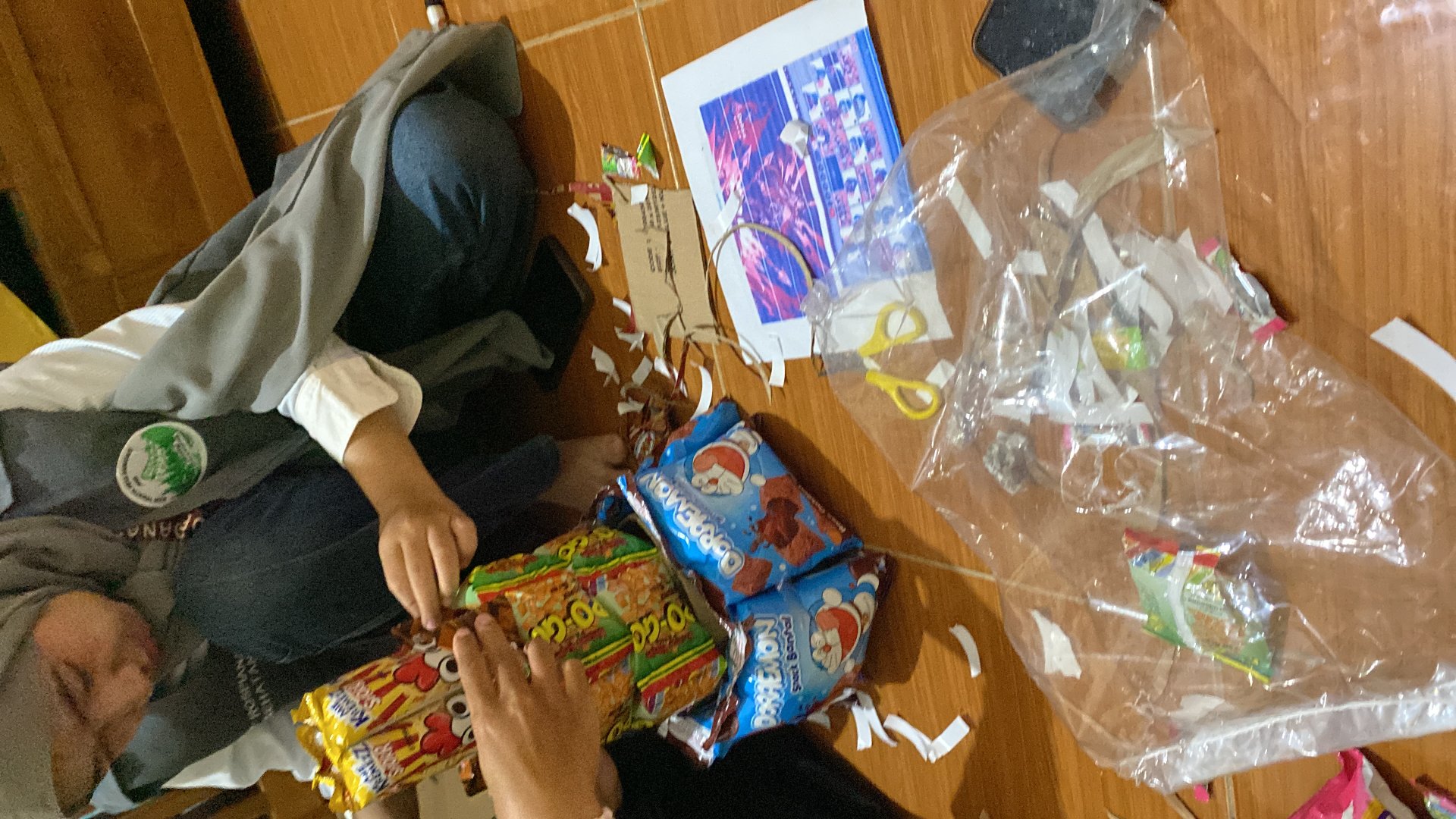 Persiapan hadiah untuk proker Kuis Lingkungan dan olahraga tradisional