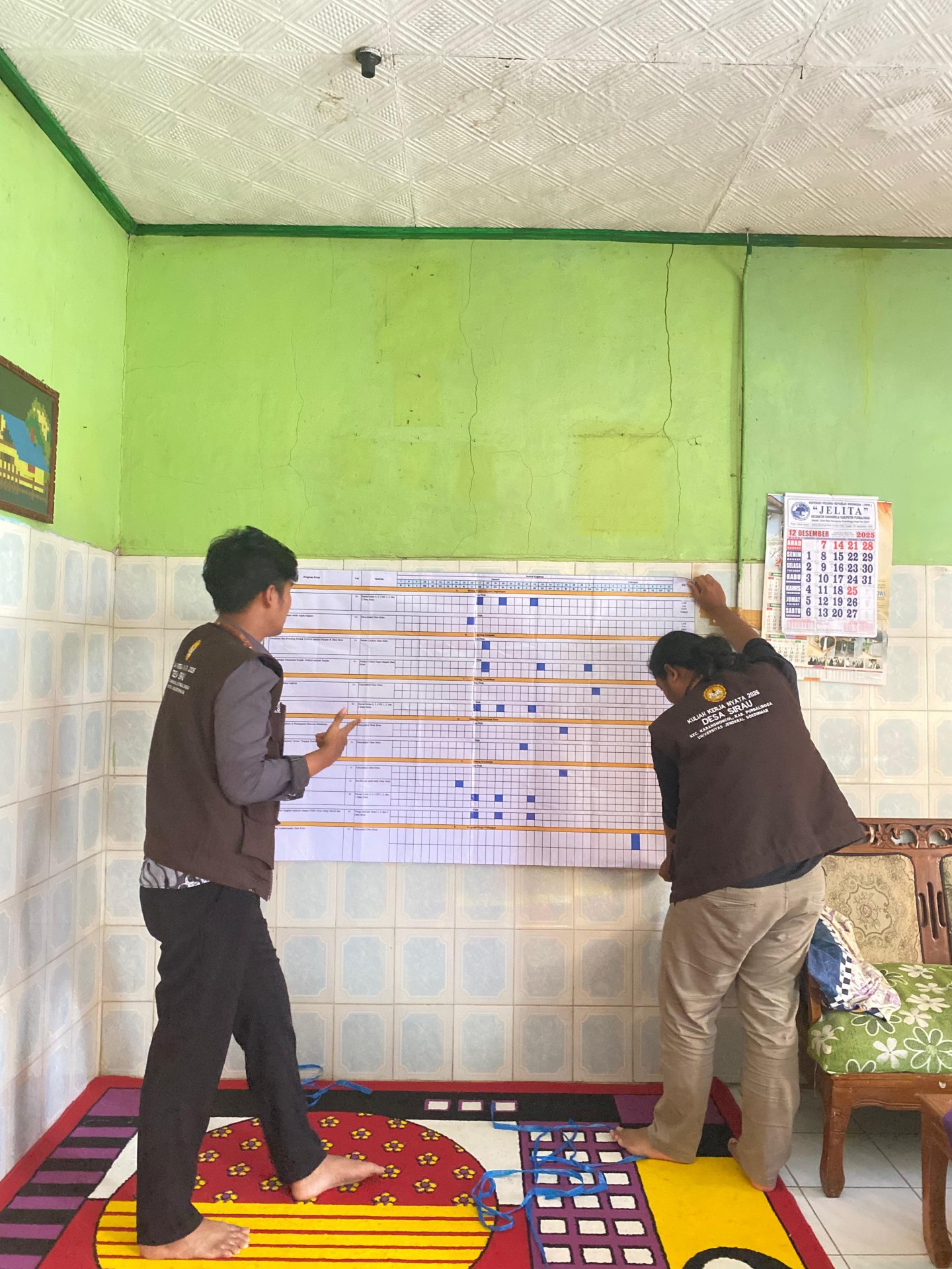 Pemasangan Matriks Kegiatan KKN Desa Sirau