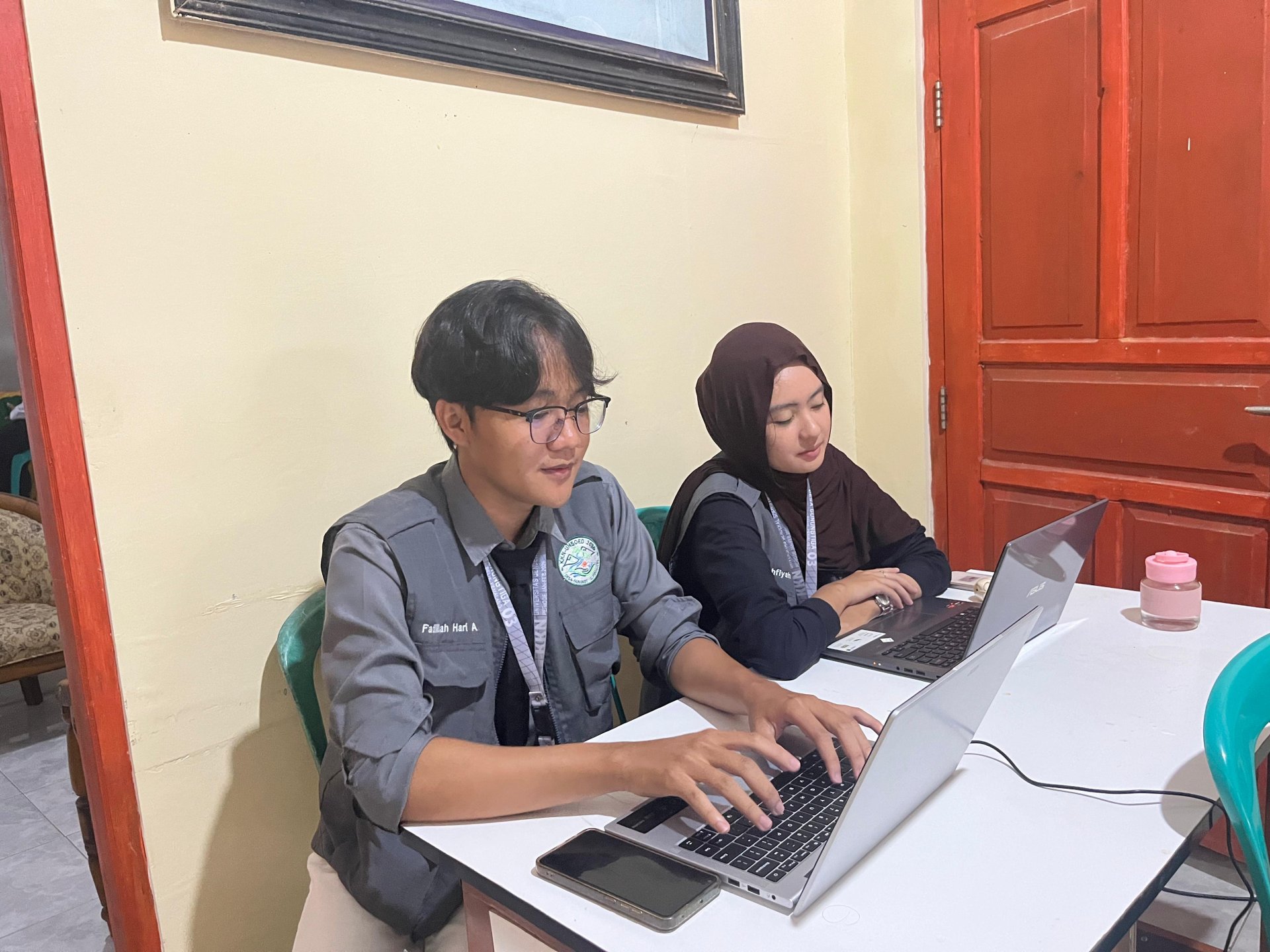 Kegiatan Piket Desa di Balai Desa Gunungtiga