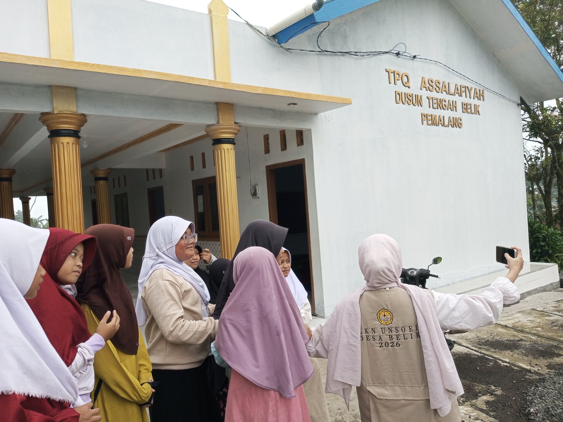 KKN Desa Belik Hari-8: Memindahkan Planter Bag dan Kunjungan ke TPQ
