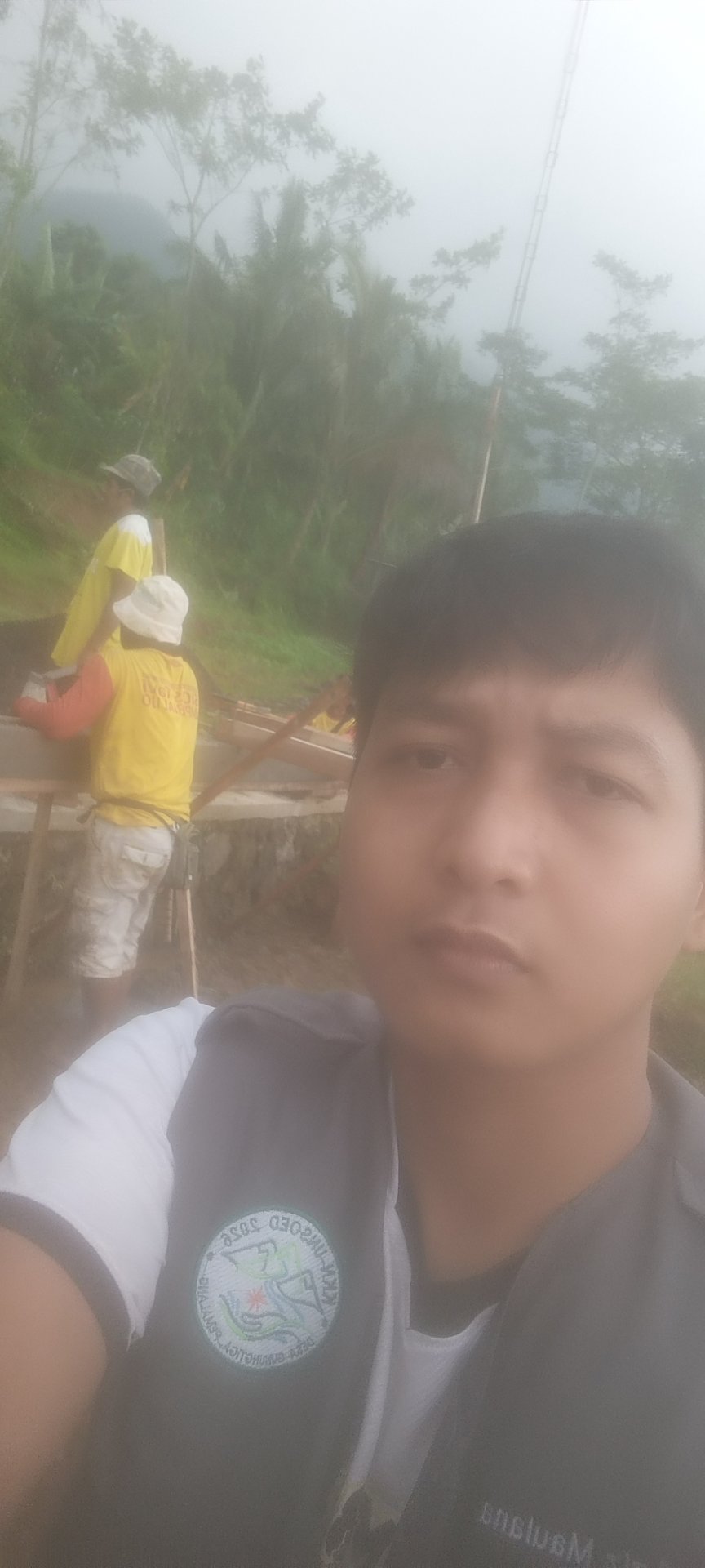 memantai dan membantu pengecoran tiang