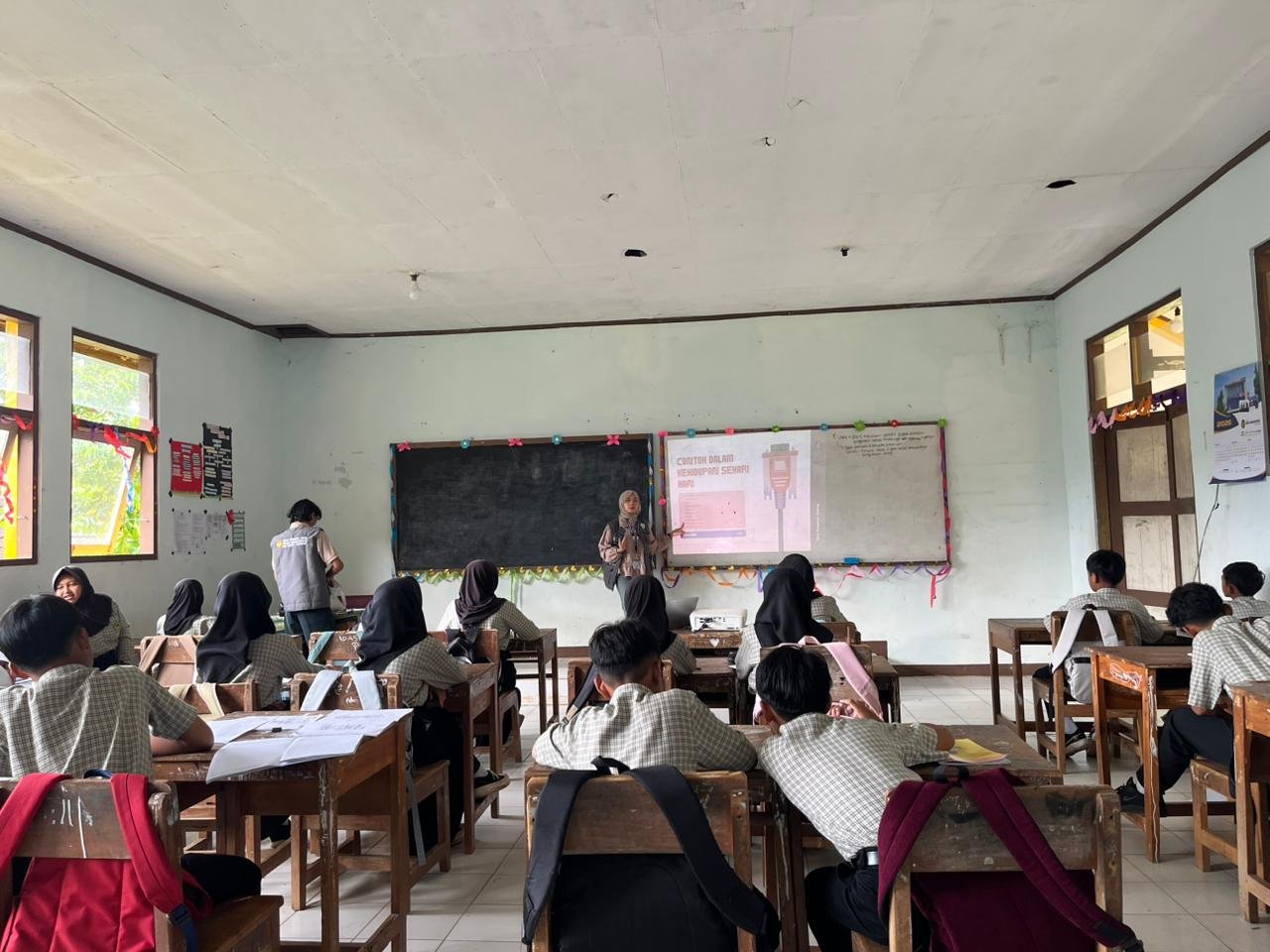 Mengajar Koding Dasar dan Algoritma di SMP Negeri 4 Wadaslintang