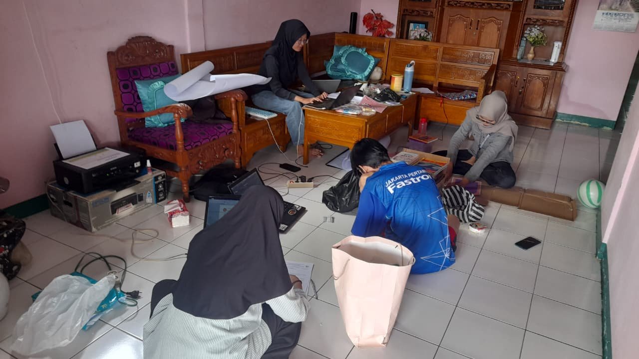 Persiapan properti untuk sosialisasi ke SD