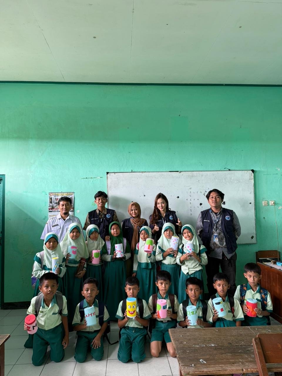 Bid. Pendidikan - Membuat Celengan dari Limbah Bersama Anak Kelas 3 SDN 01 Dondong