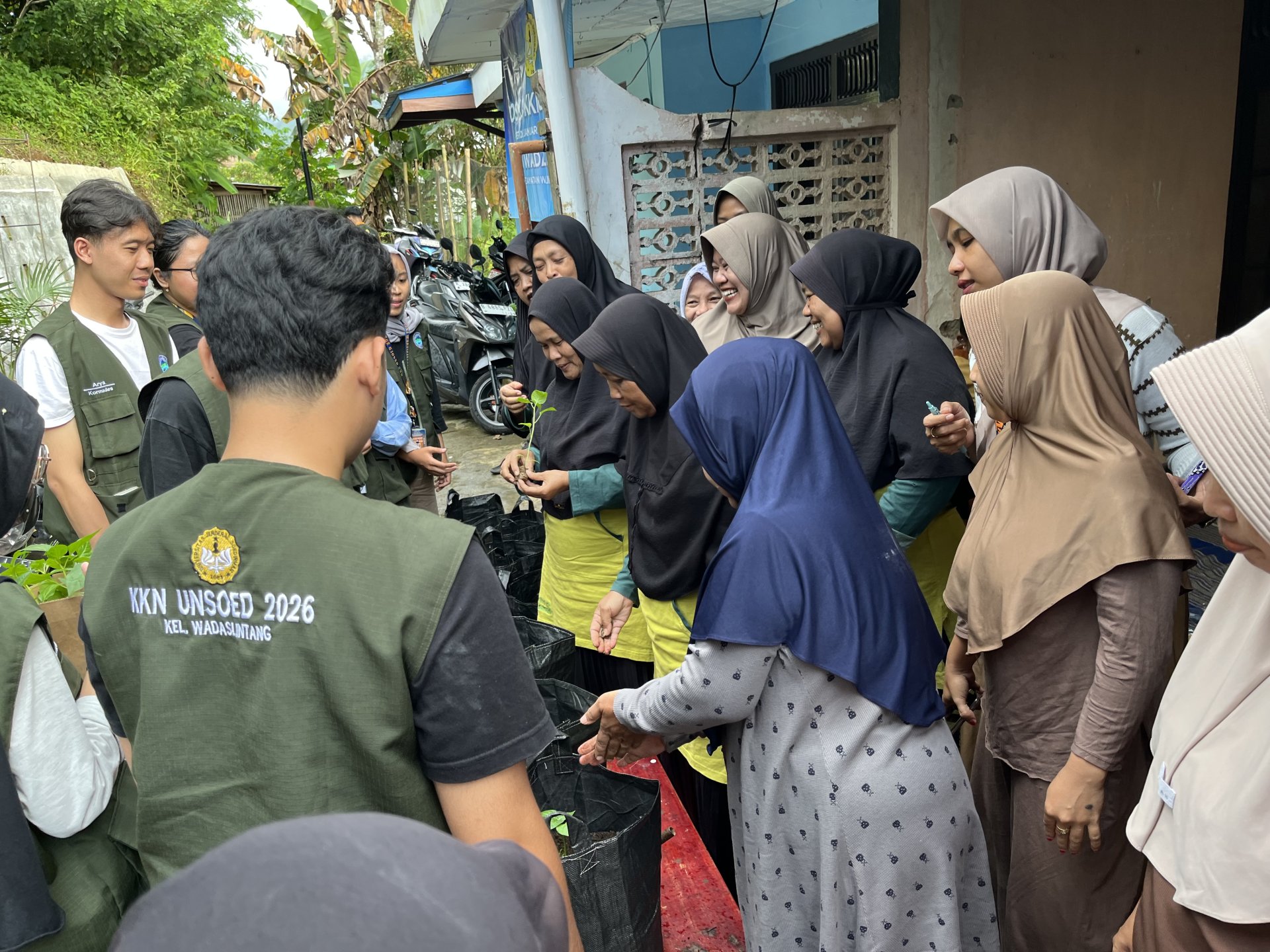 Kegiatan Intensifikasi Lahan Pekarangan dalam Program Kerja Lingkungan bersama Ibu-Ibu KWT Kelurahan Wadaslintang