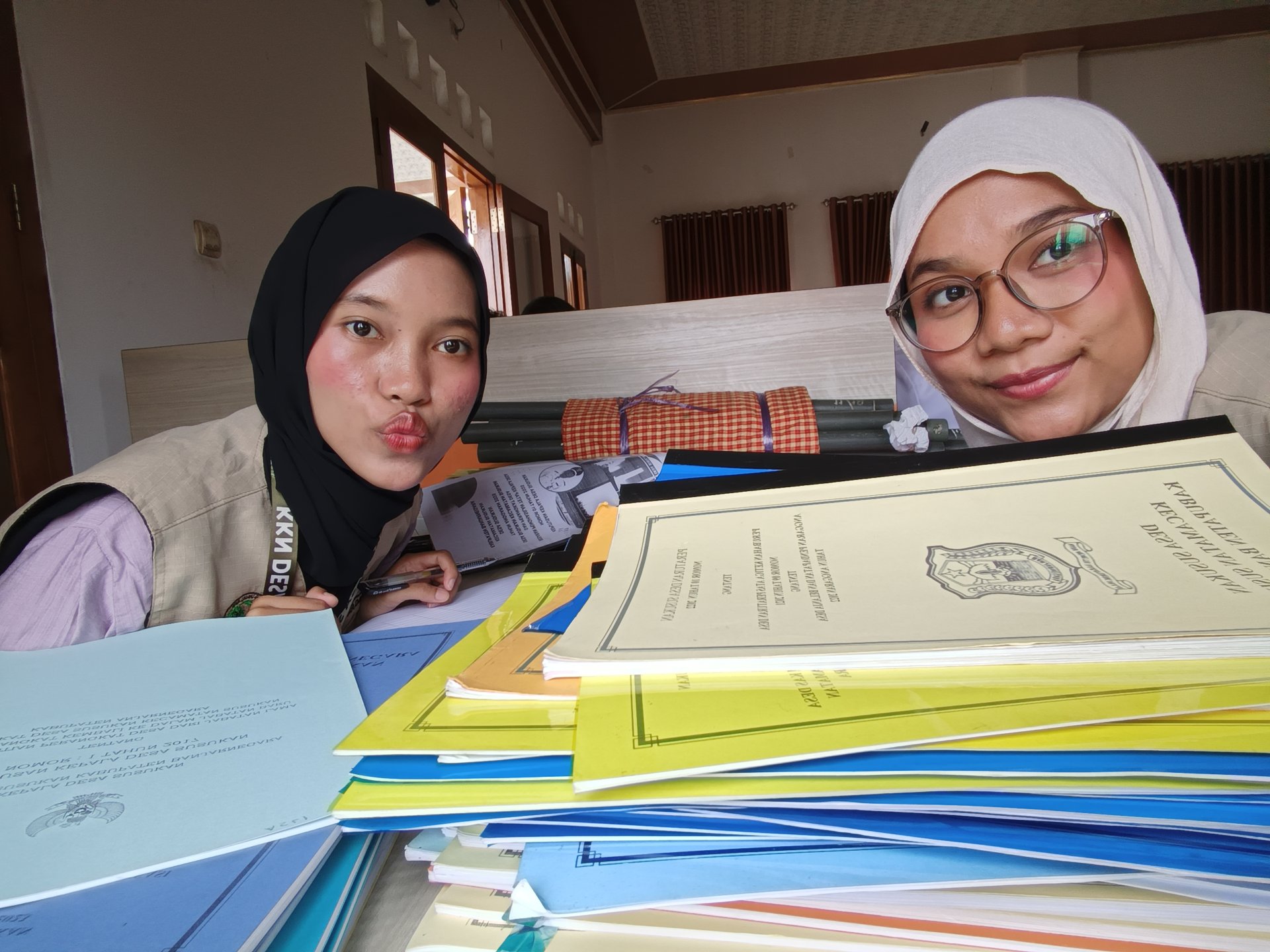 Melakukan Piket Desa di Balai Desa Susukan