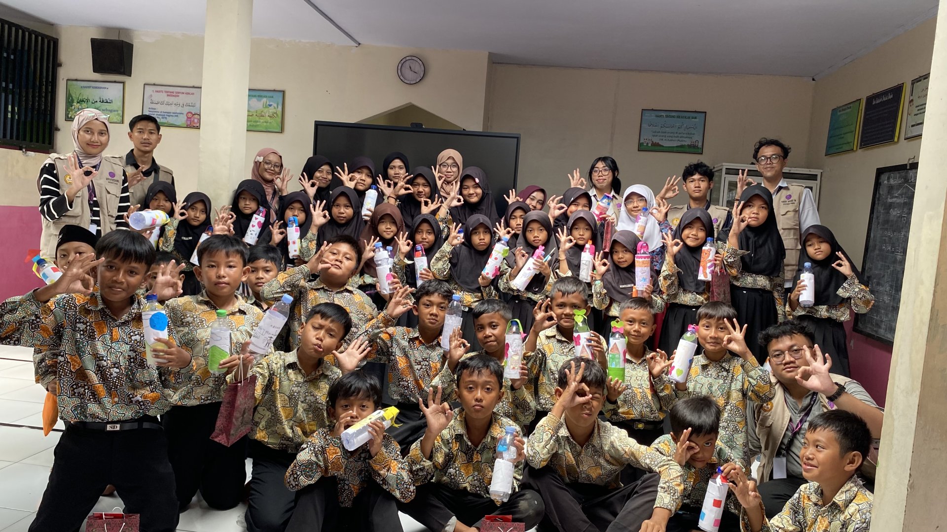 DAY 8 – Edukasi Literasi Keuangan, Lingkungan, dan Kesehatan di SD Negeri Mangli