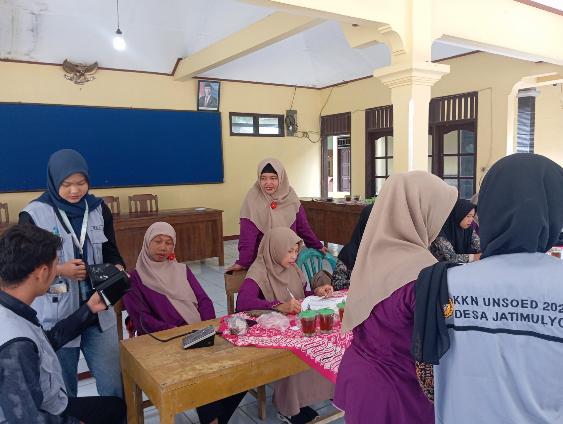 Mengikuti kegiatan posbindu