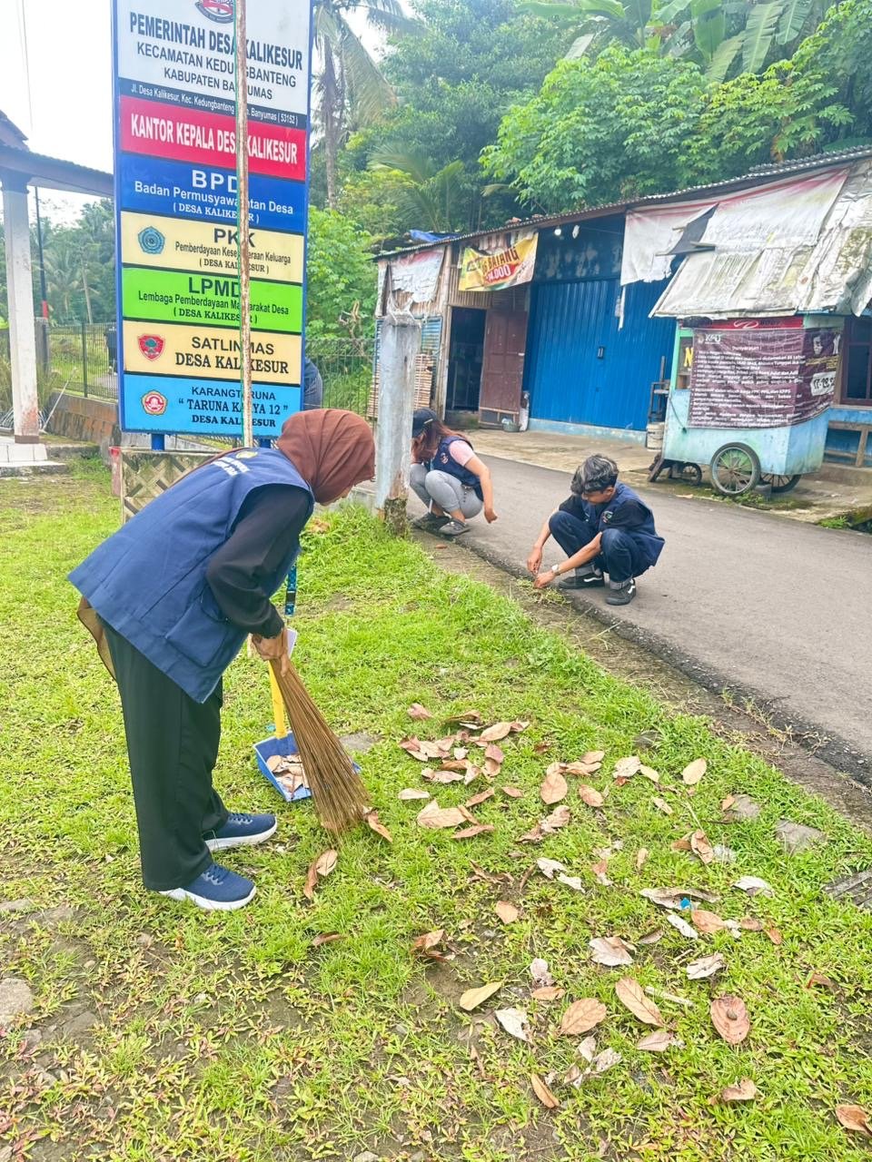 Kerja Bakti di Balai Desa