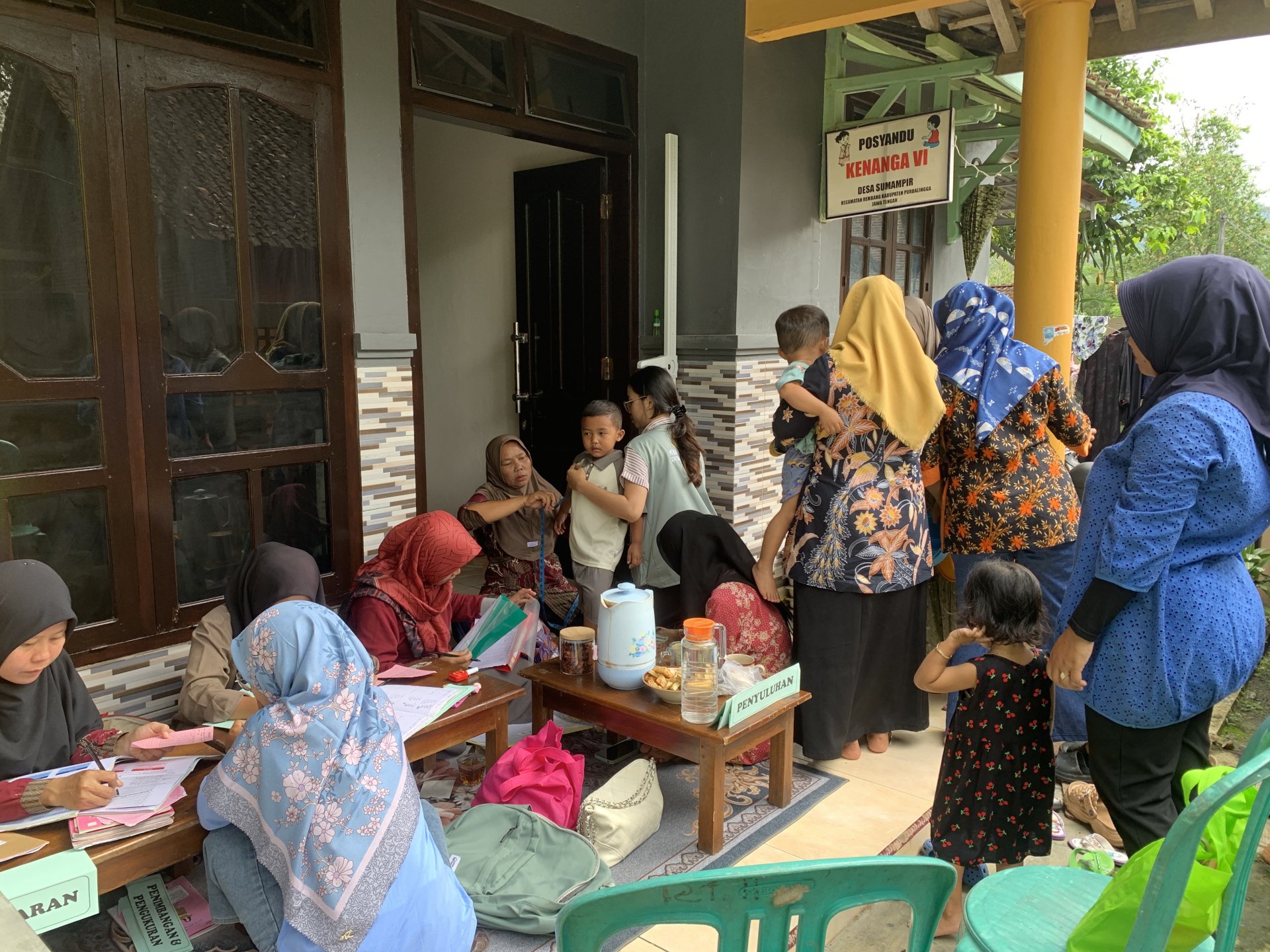 Mahasiswa KKN Desa Sumampir Periode Jan-Feb 2026 membantu bidang kesehatan dalam proker pendampingan posyandu di desa sumampir dusun 3.