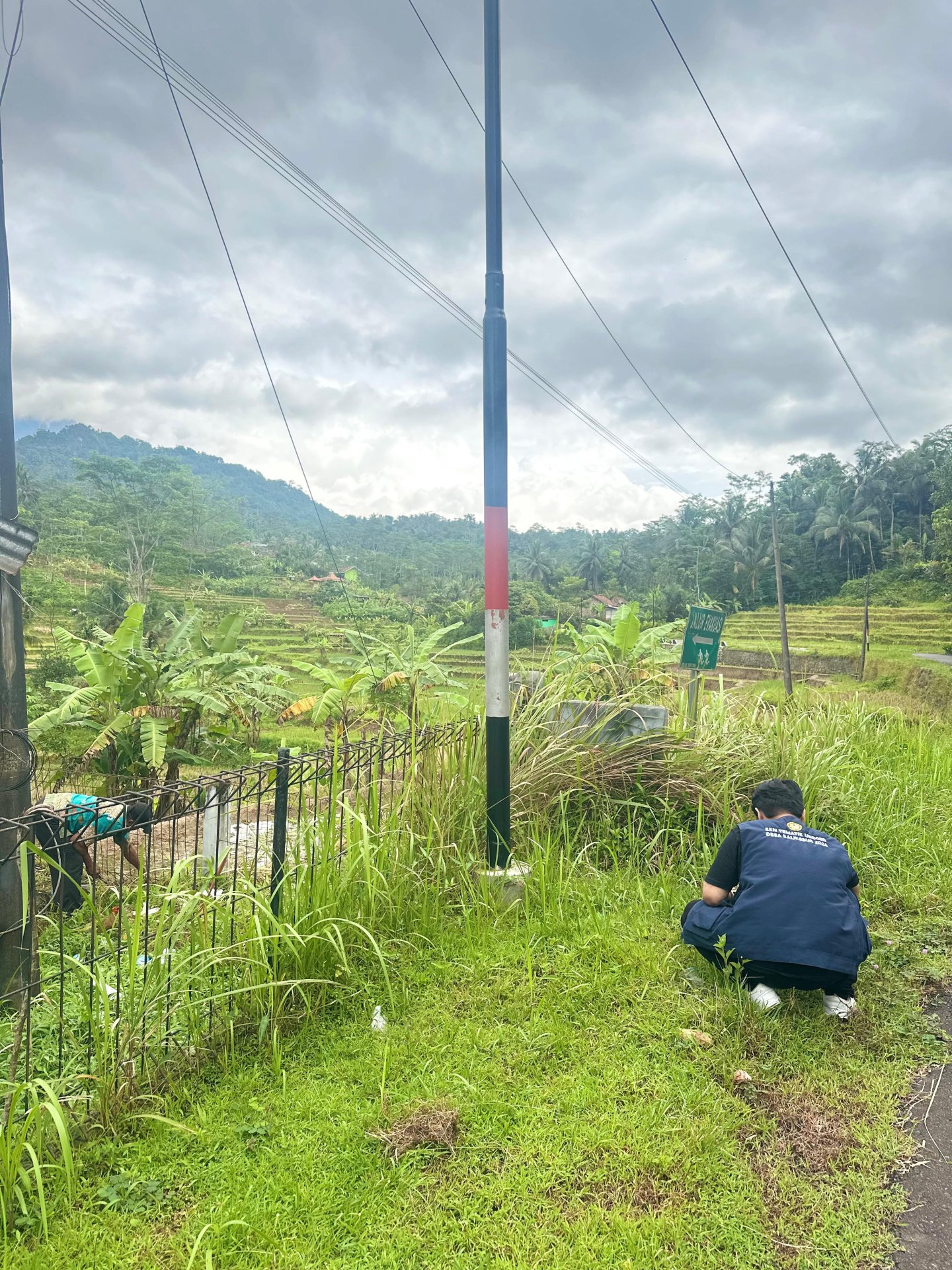 Kerja Bakti bersama Perangkat Desa dalam Rangka Peringatan Hari Desa Nasional dan Kunjungan ke SDN 1 Kalikesur