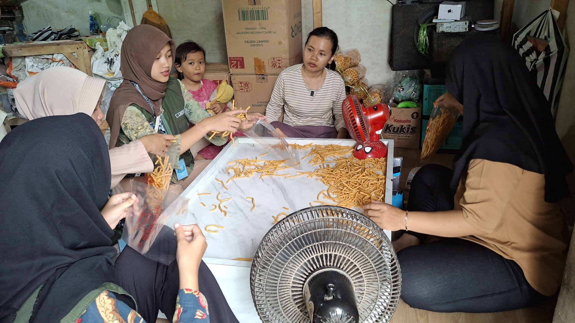 Kunjungan UMKM Melihat dan Membantu Proses Produksi Sistik