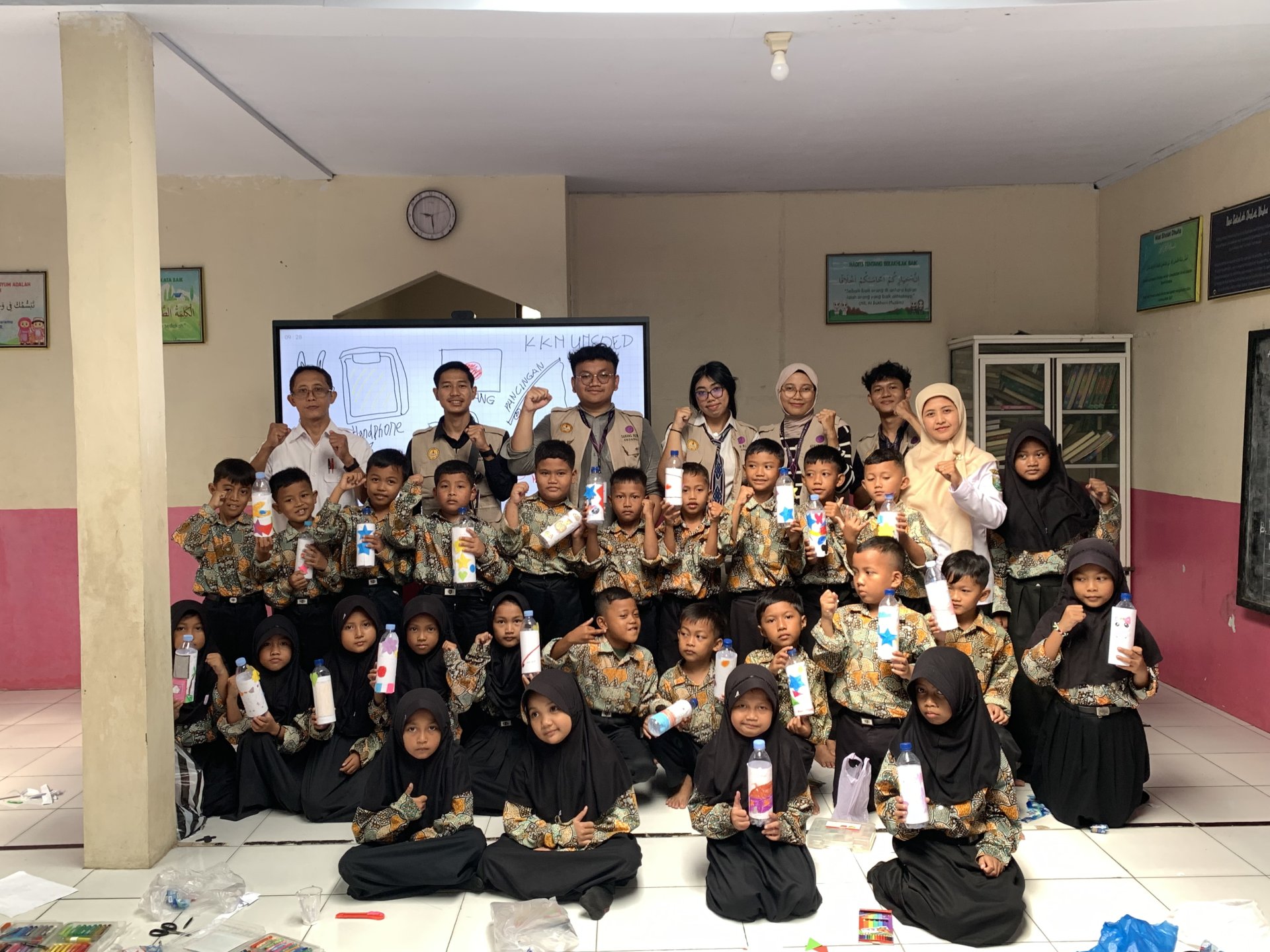 Edukasi Pentingnya Menabung dan Membuat Celengan dari Botol Bekas
