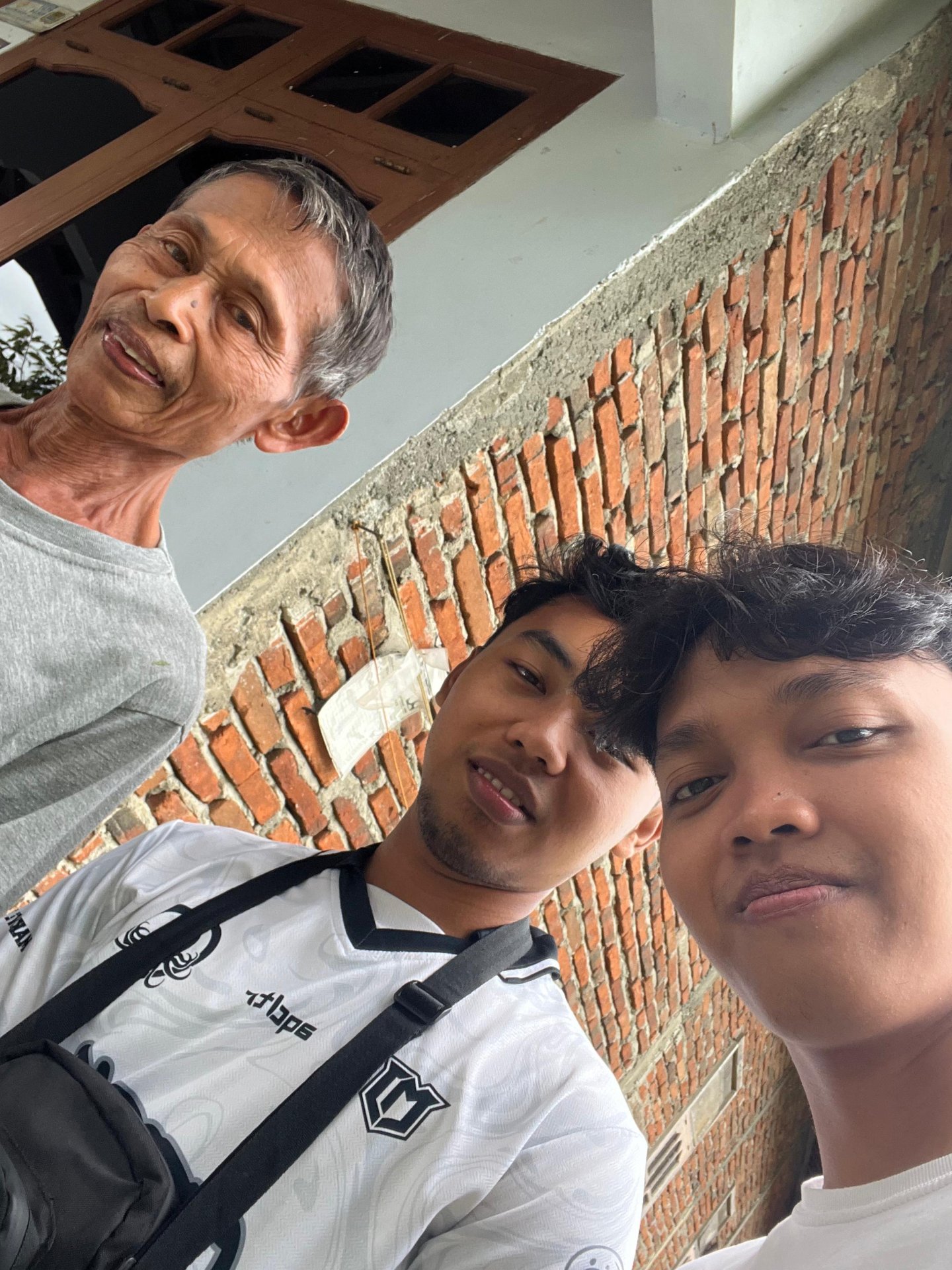 Mengantarkan undangan ke ibu ibu pkk