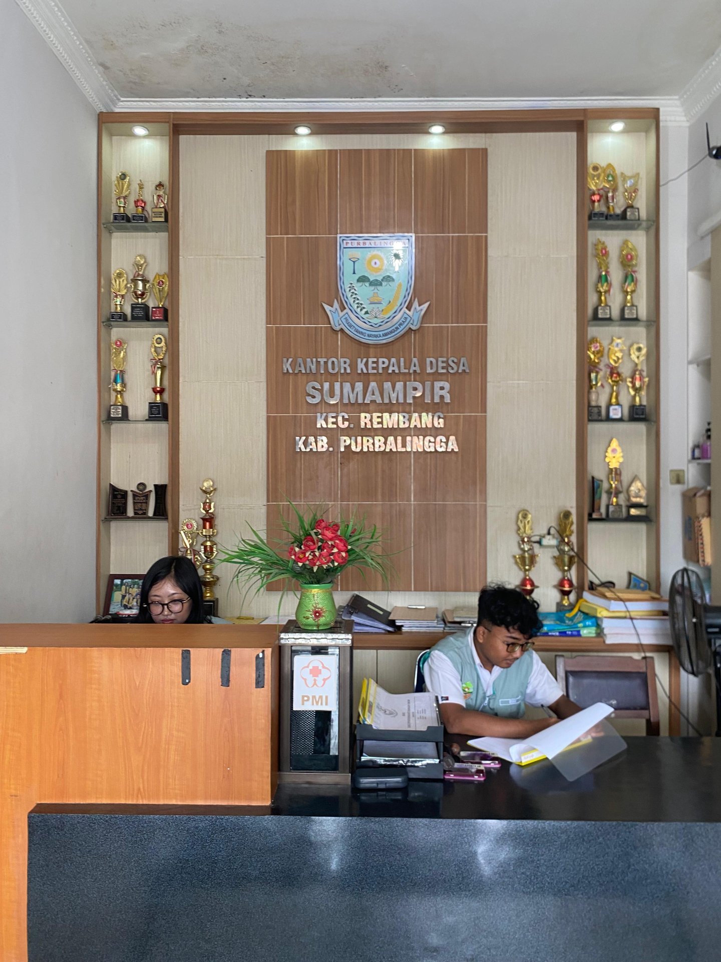 Melakukan piket pelayanan di Balai Desa Sumampir