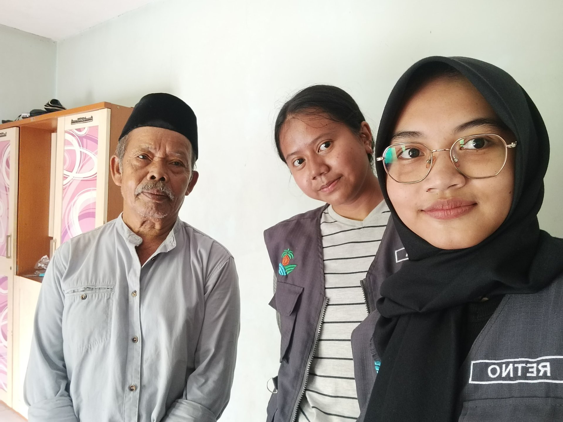 Mengunjungi kelompok tani