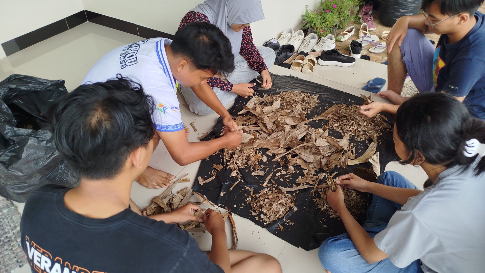 mencacah daun kering