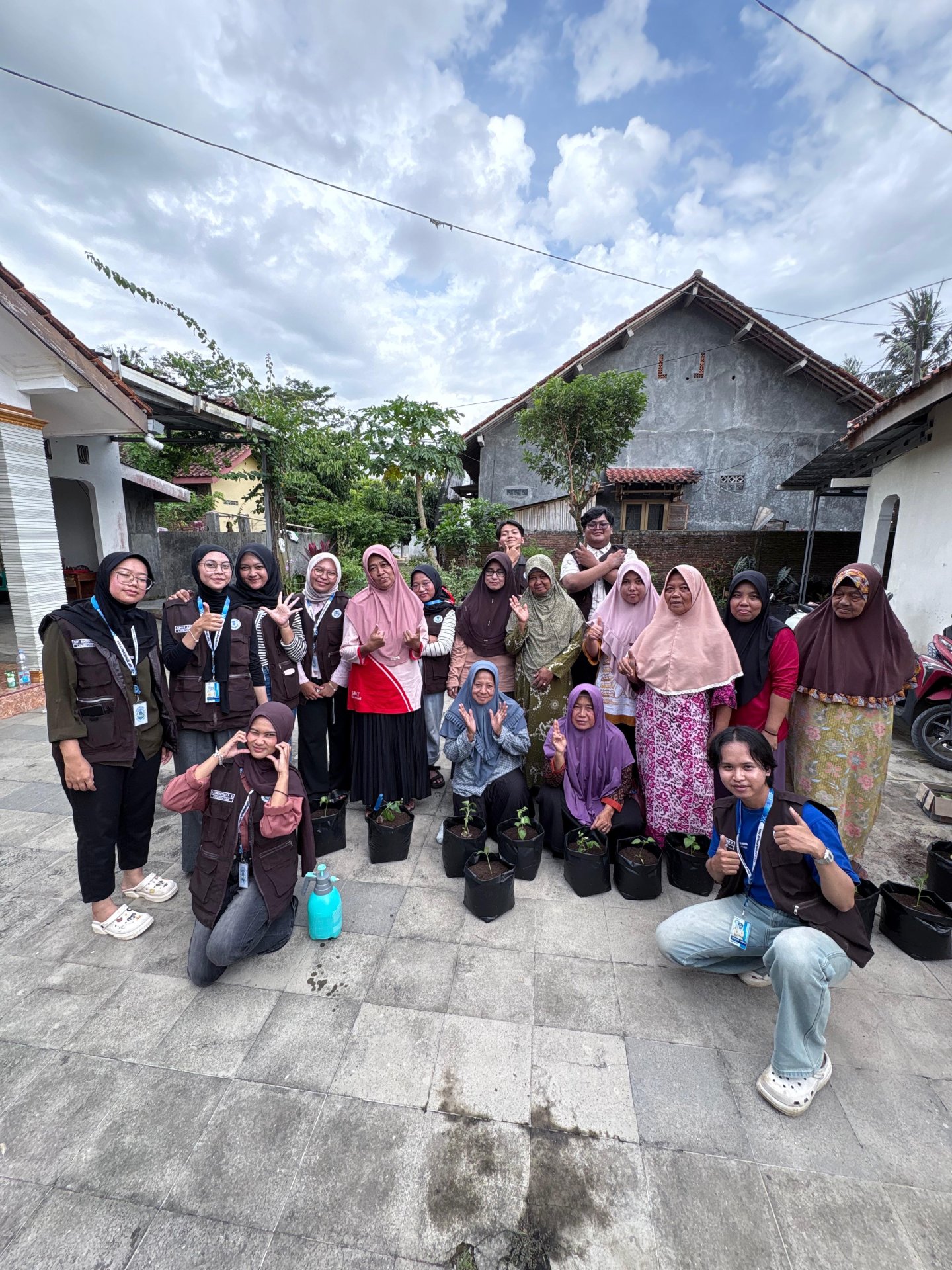 Intensifikasi Pekarangan dan Pembuatan Pestisida Nabati di KWT Parakan kulon Desa Karangjengkol