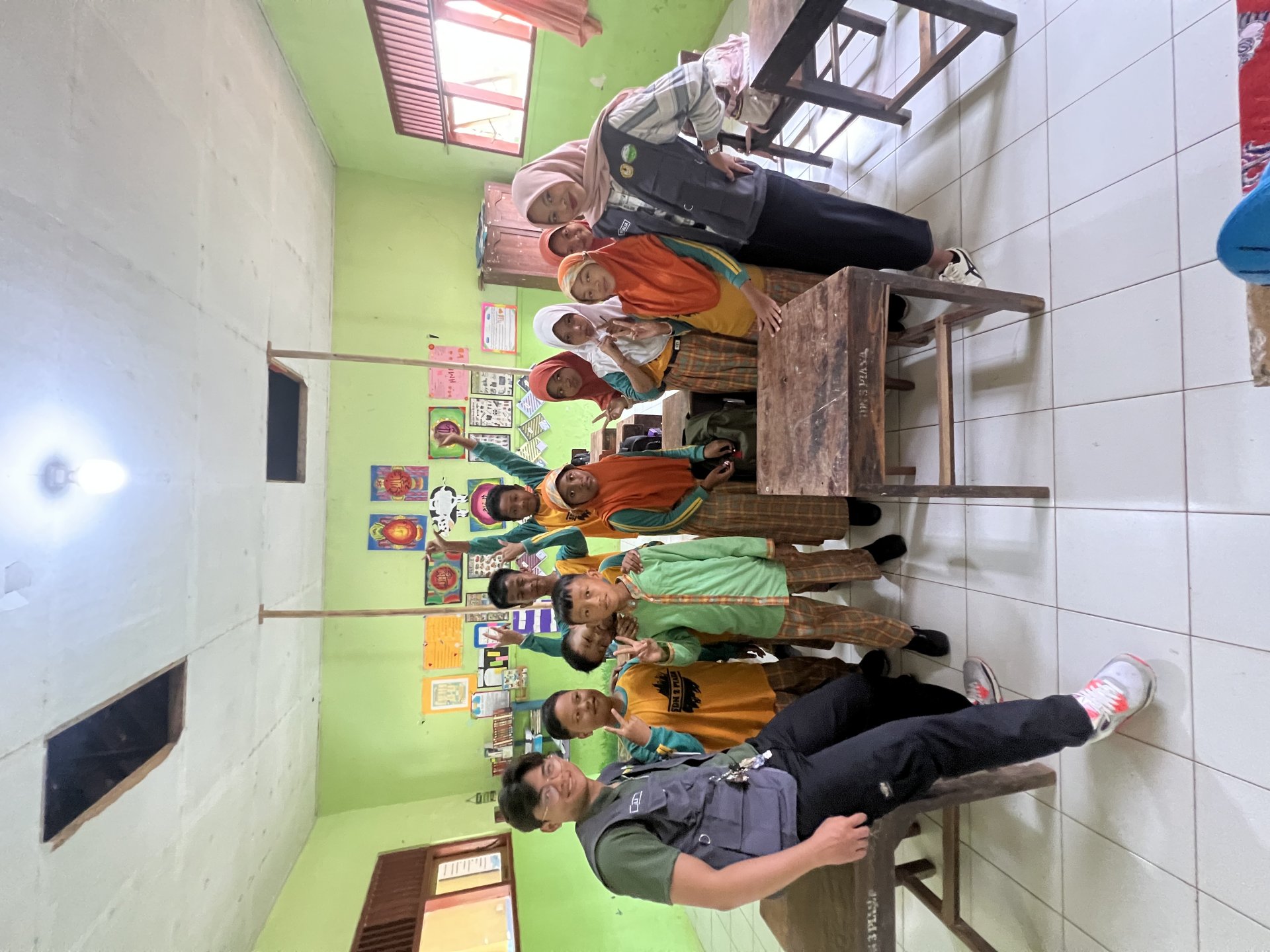 Mengajar Siswa SDN 2 Piasa Kulon