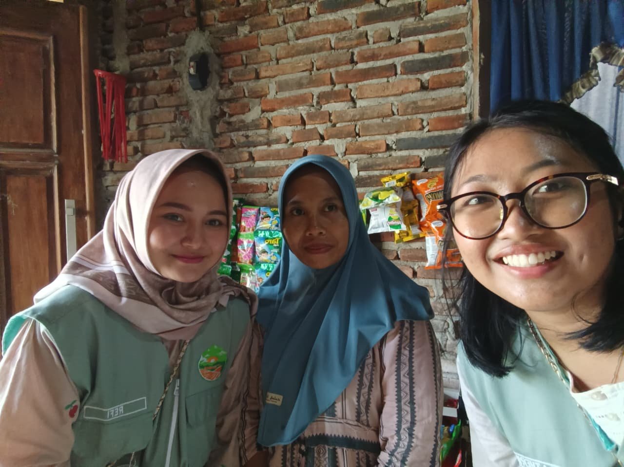 Mahasiswa KKN Desa Sumampir Periode Jan-Feb 2026 membantu bidang ekonomi dalam proker inventaris umkm desa sumampir.