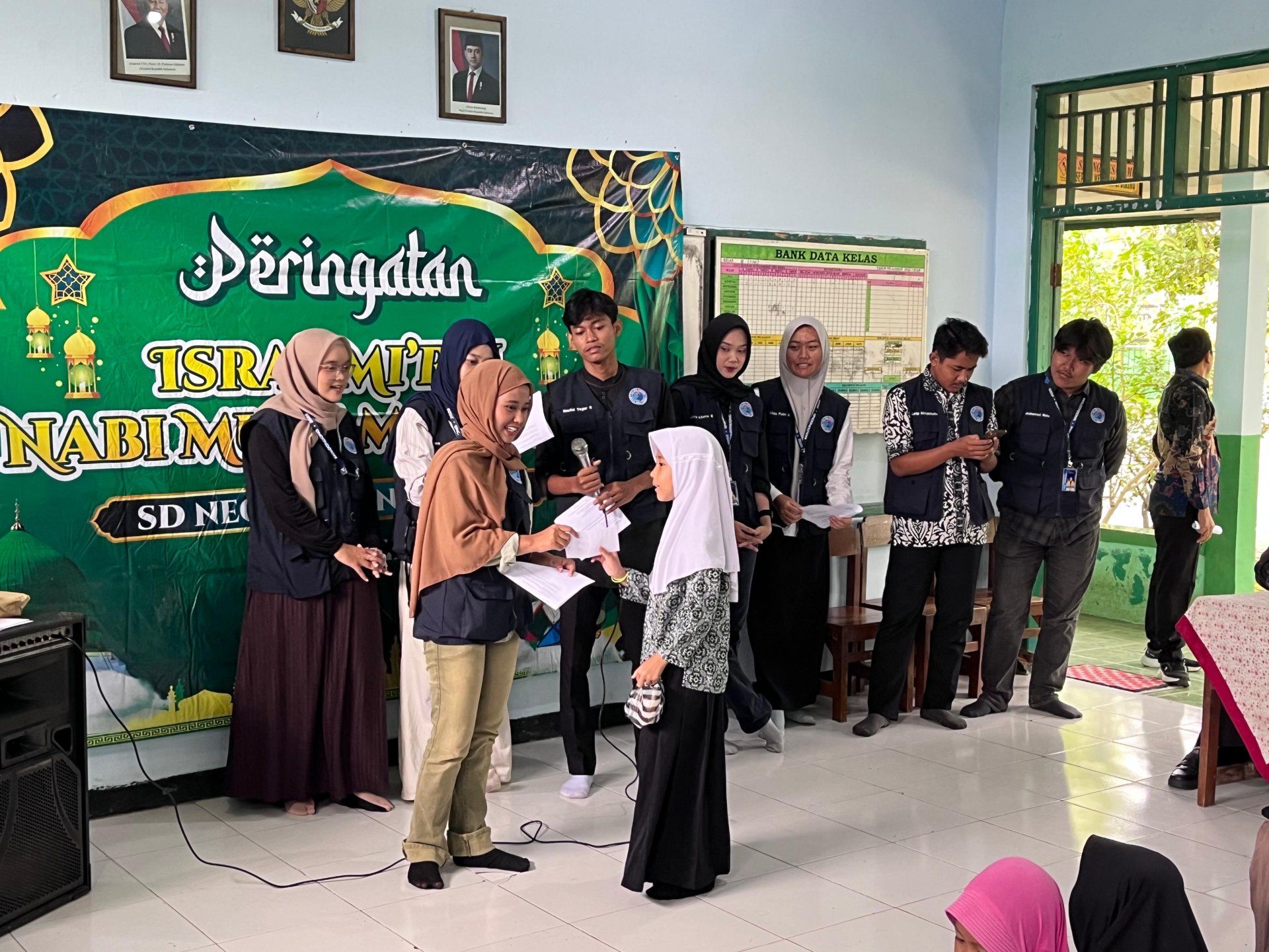 Kunjungan peringatan Isro mi'raj di SD 1 Dondong