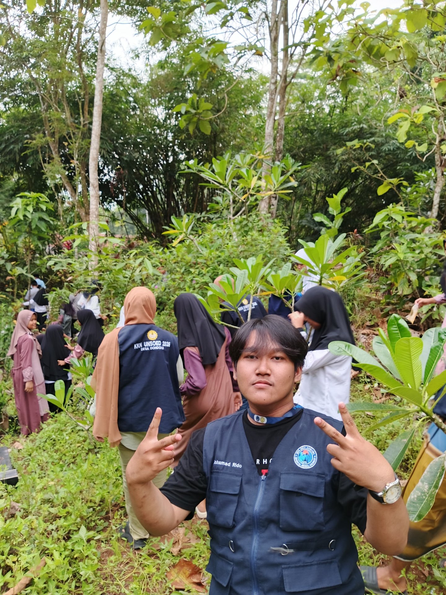 mengikuti kegiatan ziarah kubur