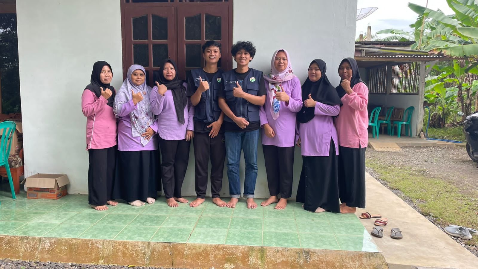 Membantu Kegiatan Posyandu