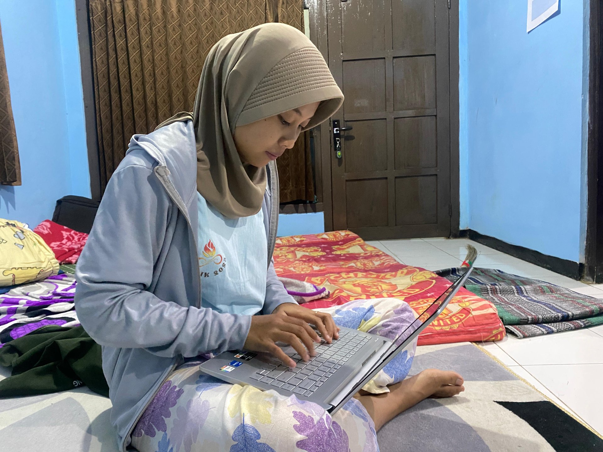 Mengerjakan materi sosialisasi PHBS