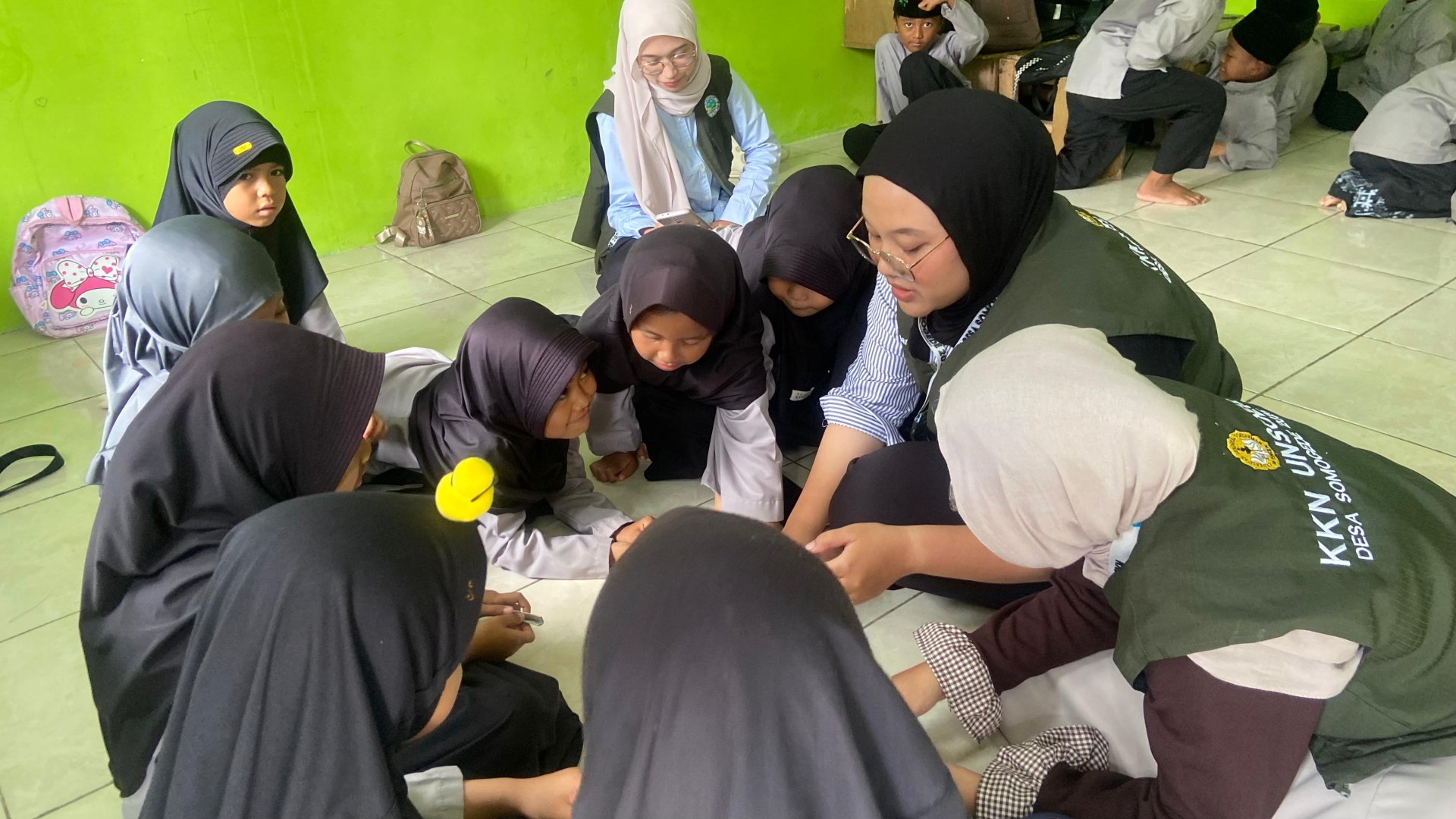 KKN Desa Somogede, Kecamatan Wadaslintang, Kabupaten Wonosobo Melaksanakan Kerja Bakti dan Sosialisasi Anti Perundungan