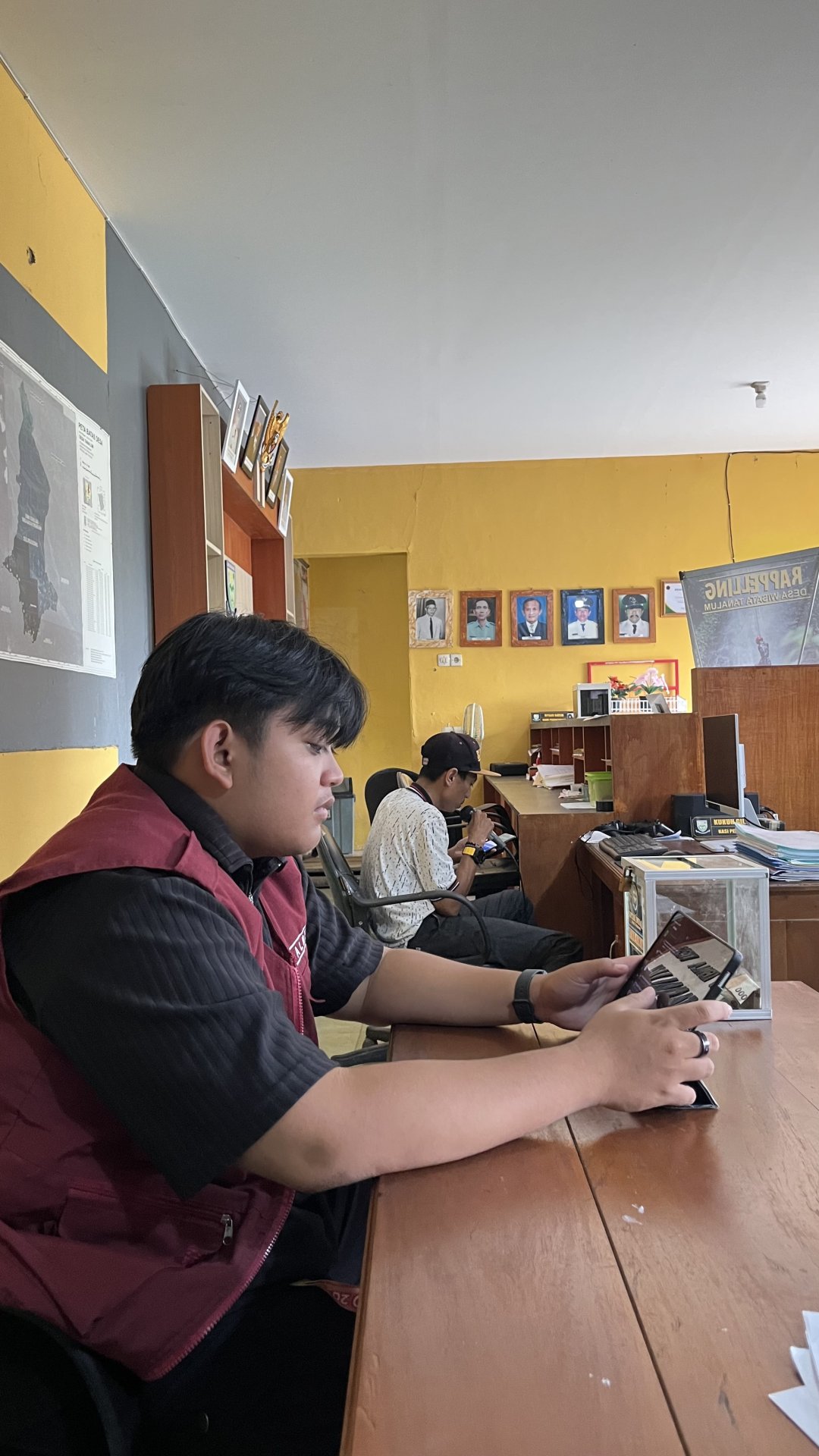 Piket di Balai Desa Tanalum